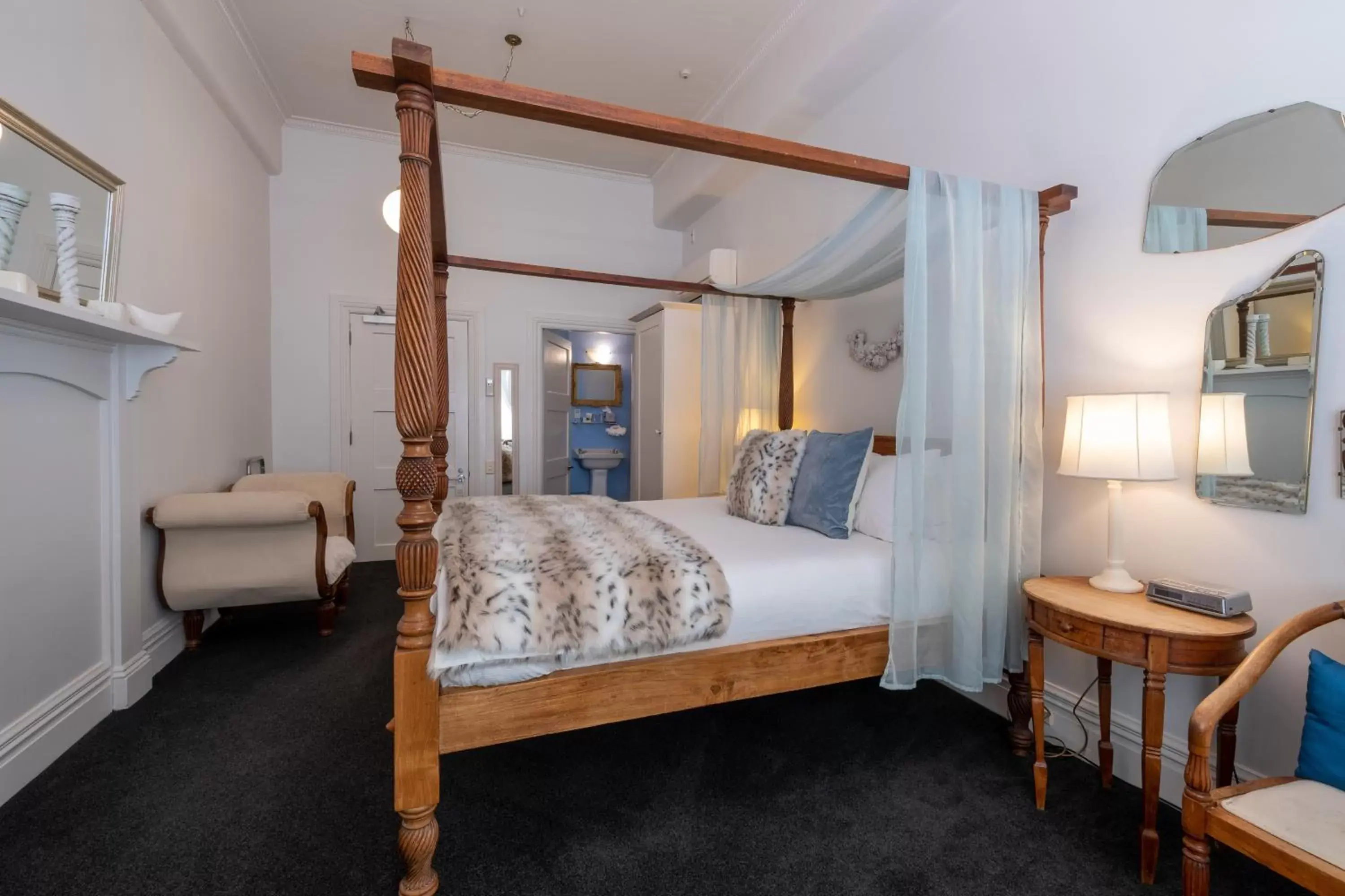 Bedroom, Bed in Hotel D'urville Blenheim