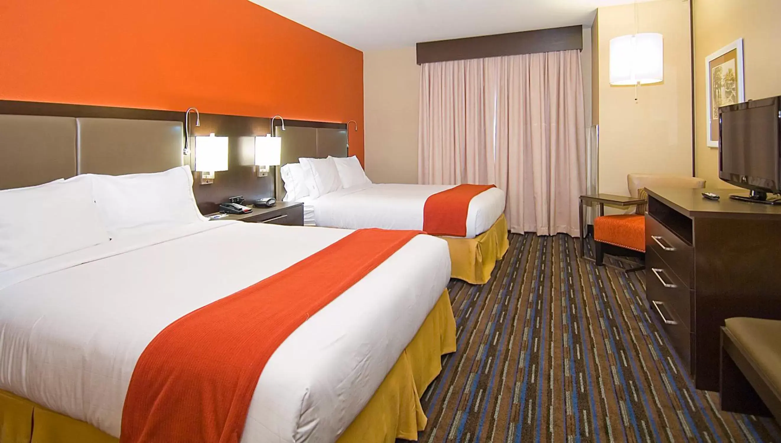 Photo of the whole room, Bed in Holiday Inn Express Fulton, an IHG Hotel