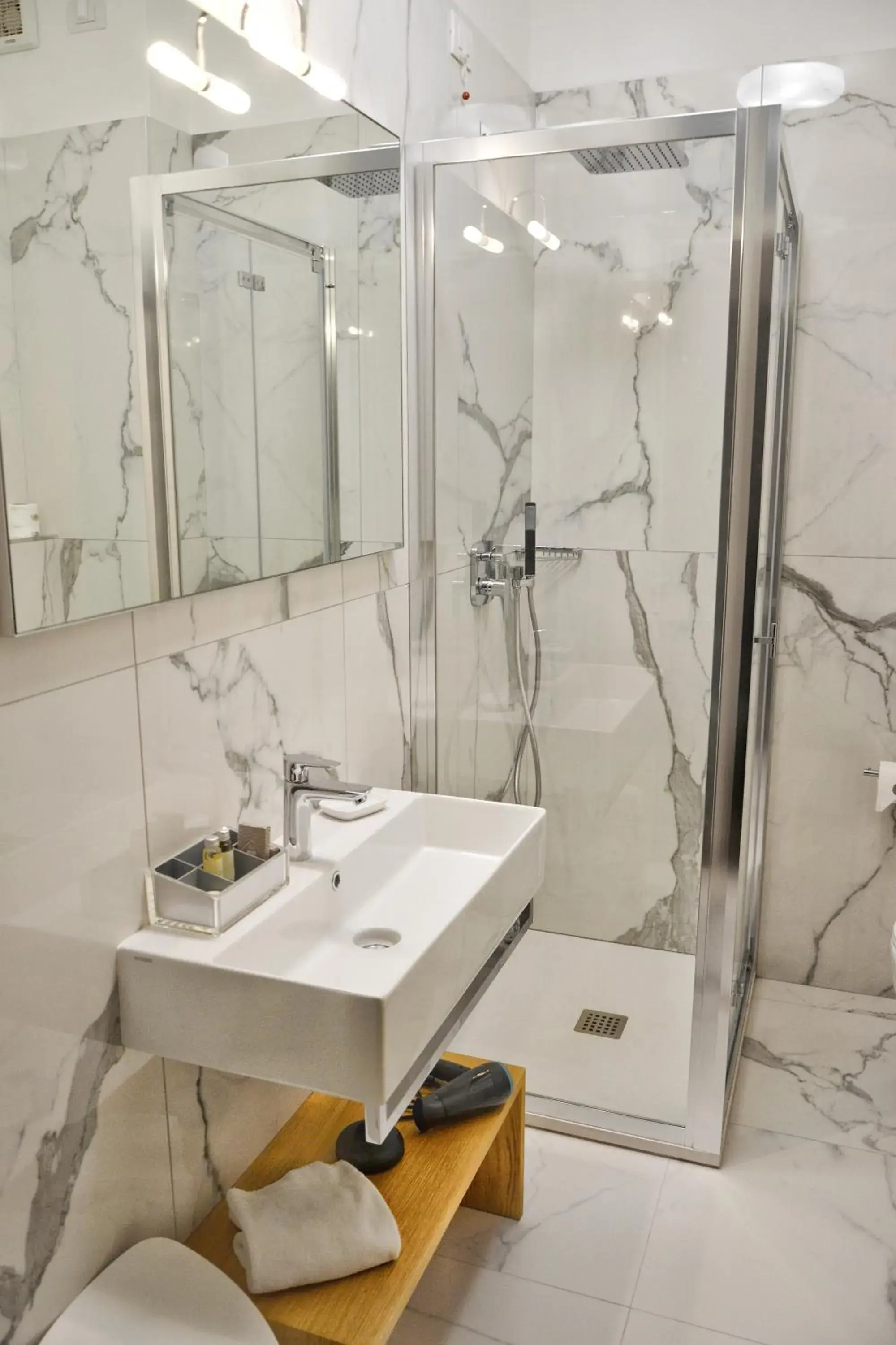Shower, Bathroom in Hotel Tiffany