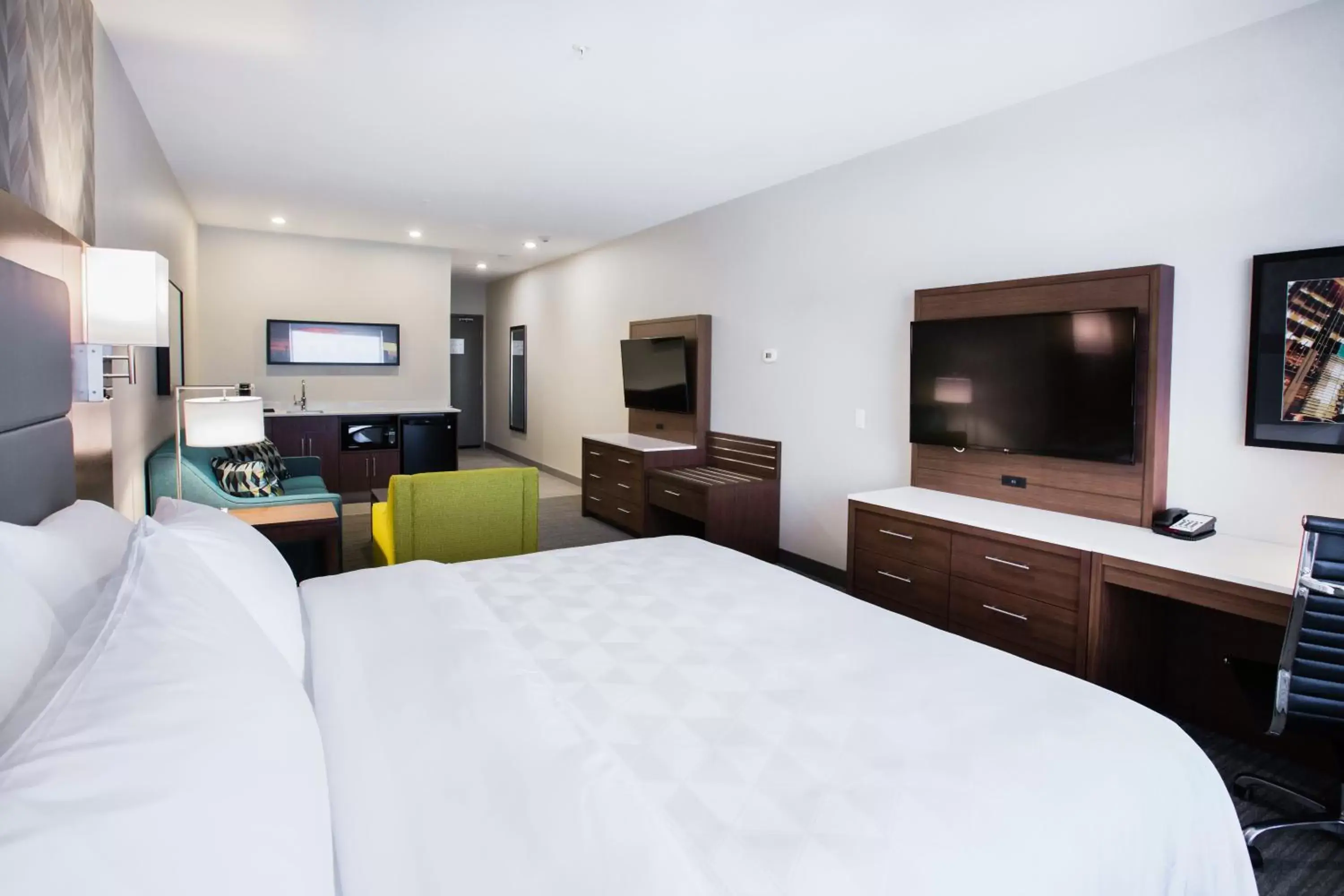 Photo of the whole room, Bed in Holiday Inn Hotel & Suites Calgary South - Conference Ctr, an IHG Hotel
