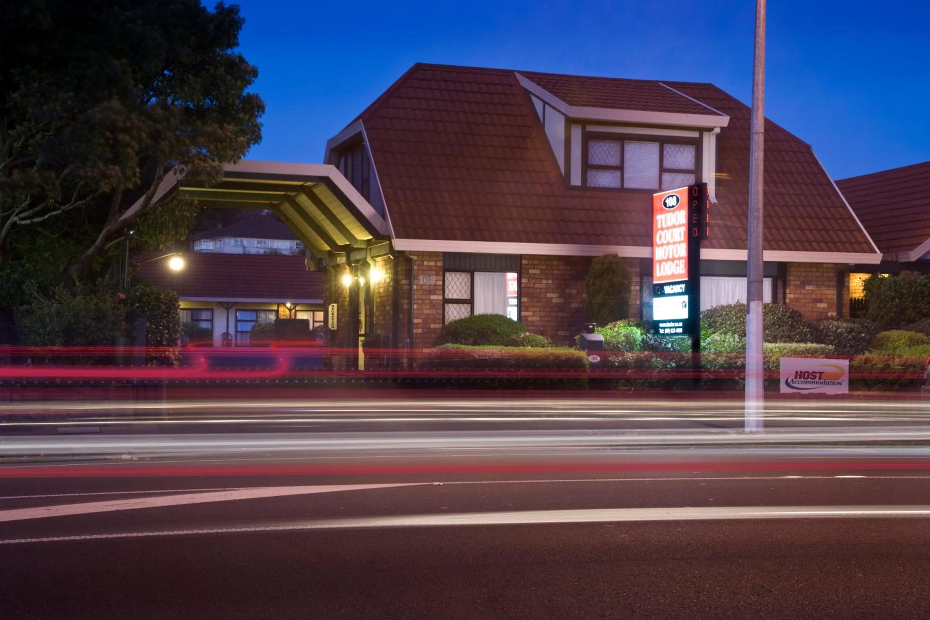 Facade/entrance in Tudor Court Motor Lodge