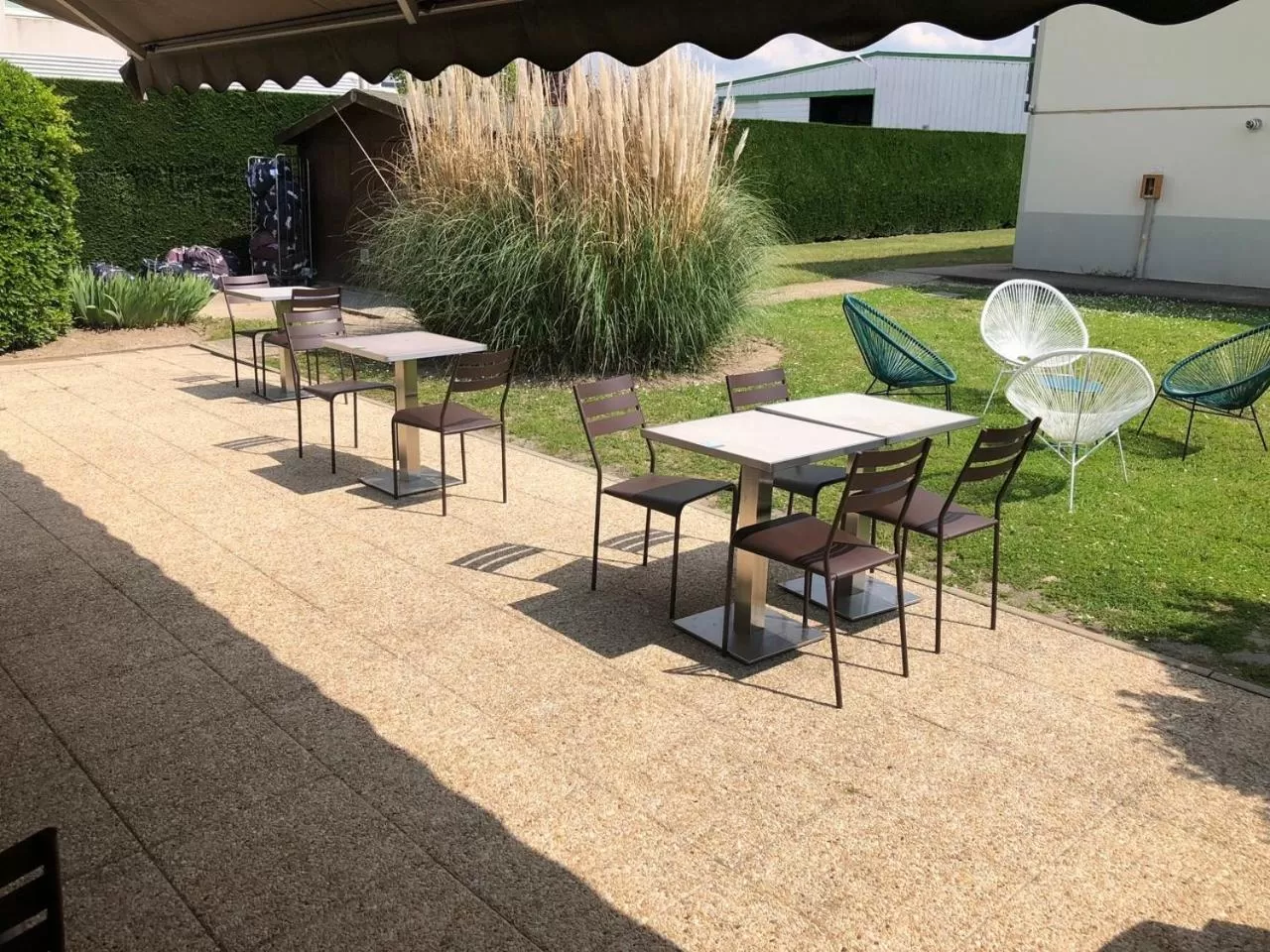 Patio in Hôtel Campanile Orléans Nord - Saran