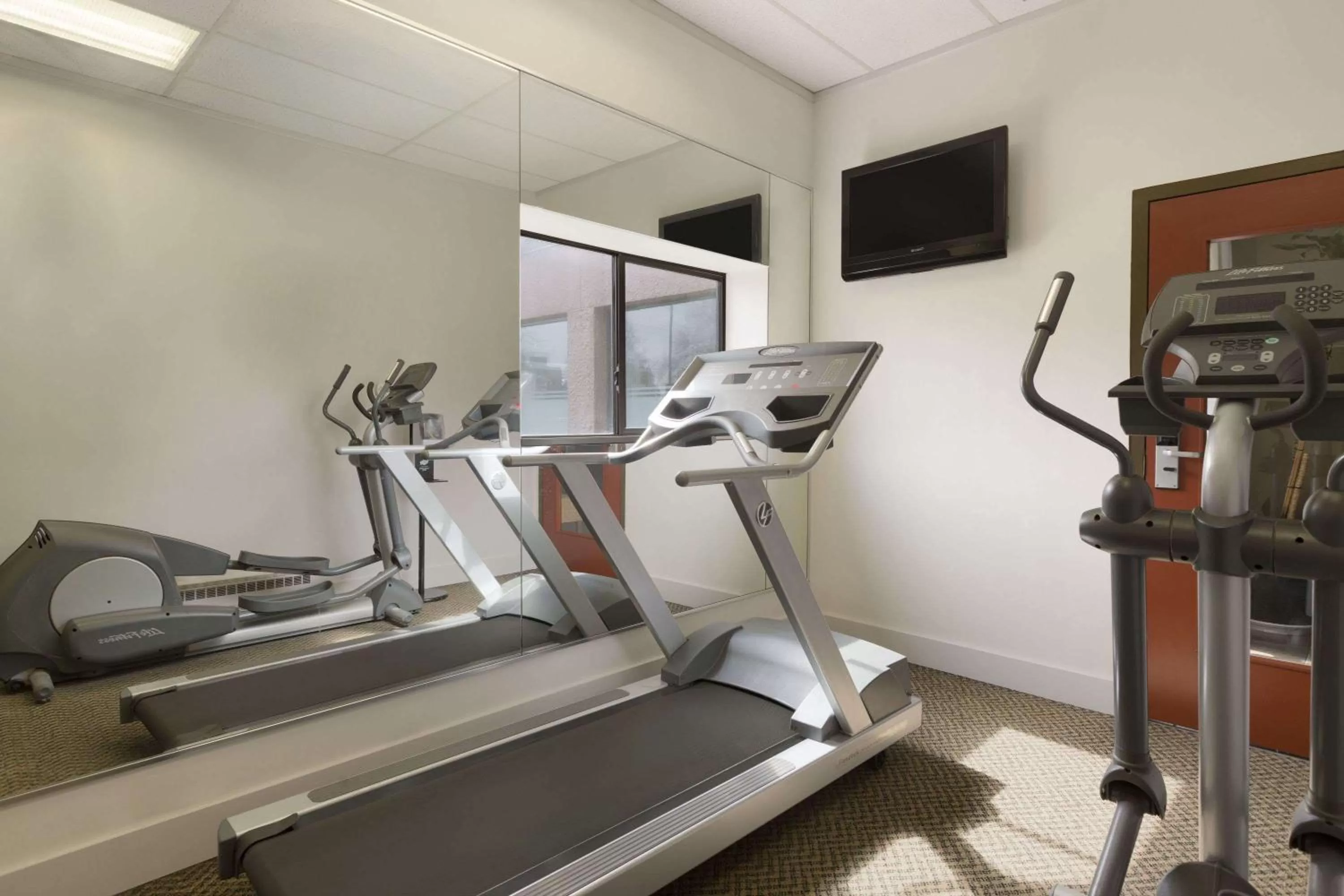 Fitness centre/facilities in Travelodge Hotel by Wyndham Vancouver Airport