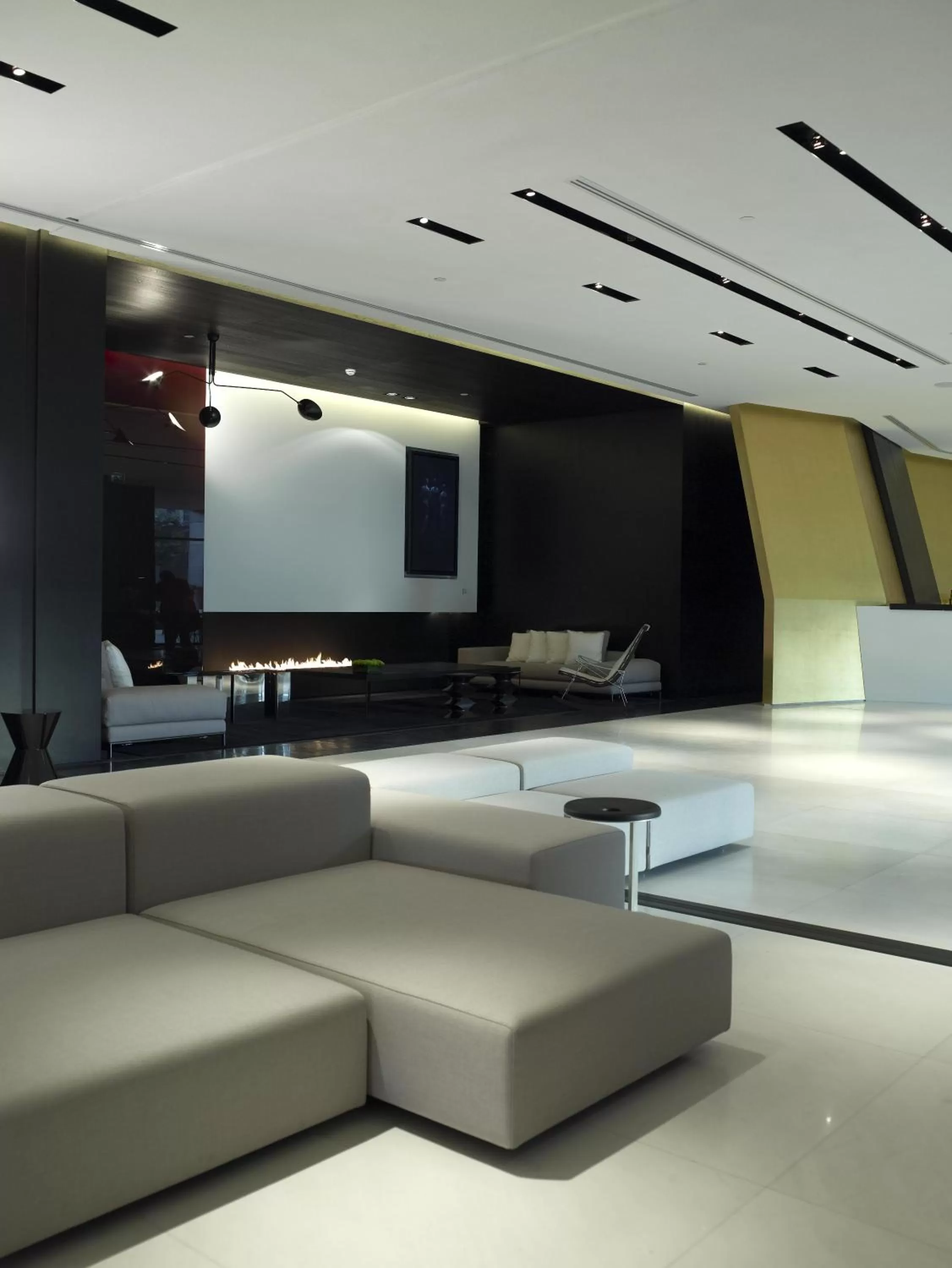 Lounge or bar in The Met Hotel Thessaloniki, a Member of Design Hotels