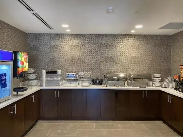 Breakfast, Kitchen/Kitchenette in Comfort Inn