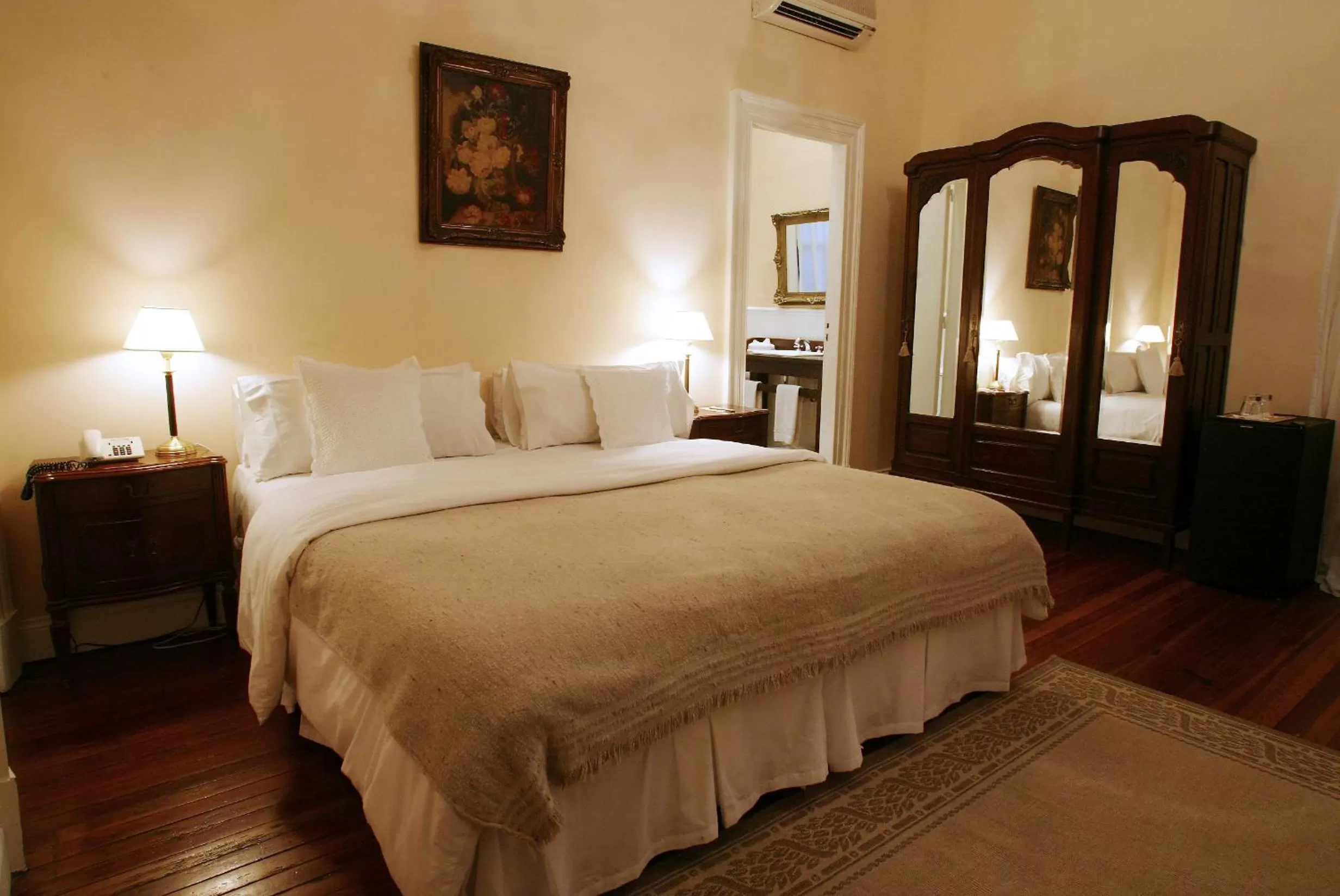 Photo of the whole room, Bed in Hotel del Casco