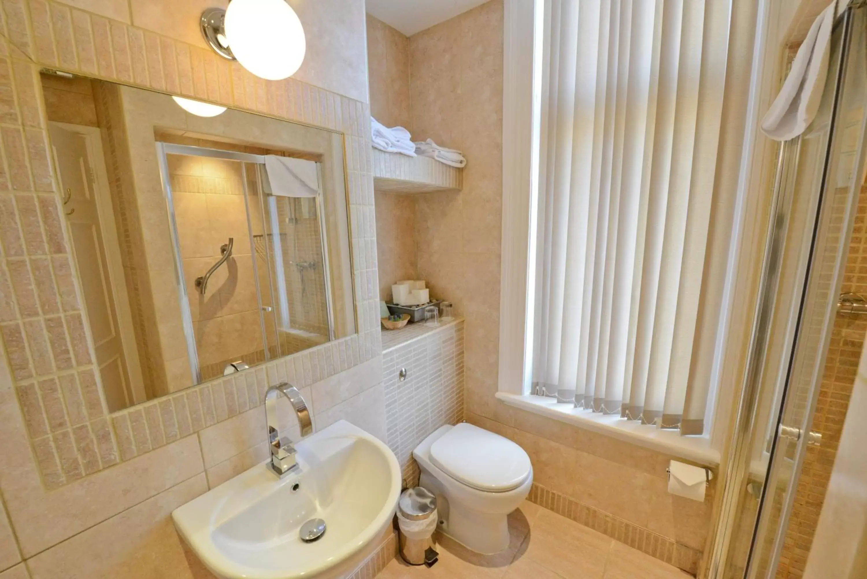 Shower, Bathroom in Best Western Plus Burlington Hotel