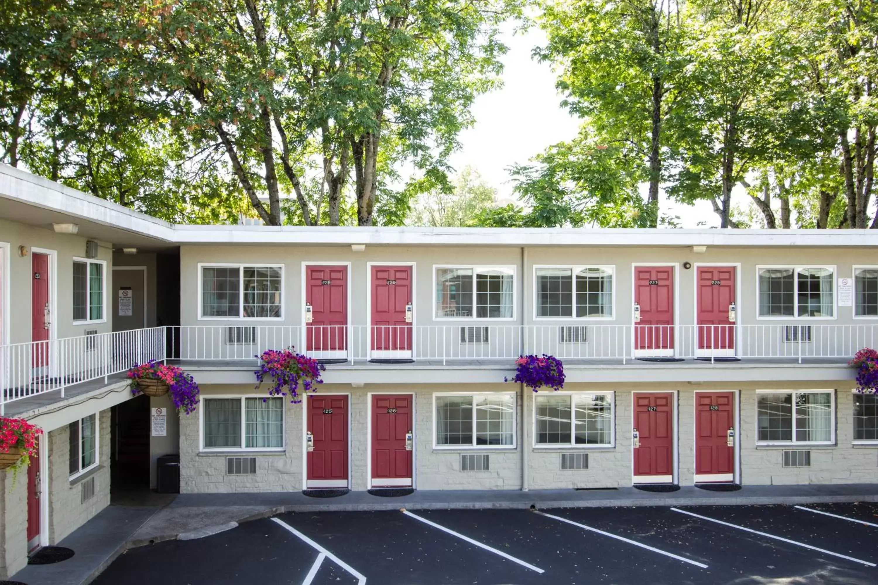 Property building in Campus Inn & Suites Eugene Downtown Property building in Campus Inn & Suites Eugene Downtown