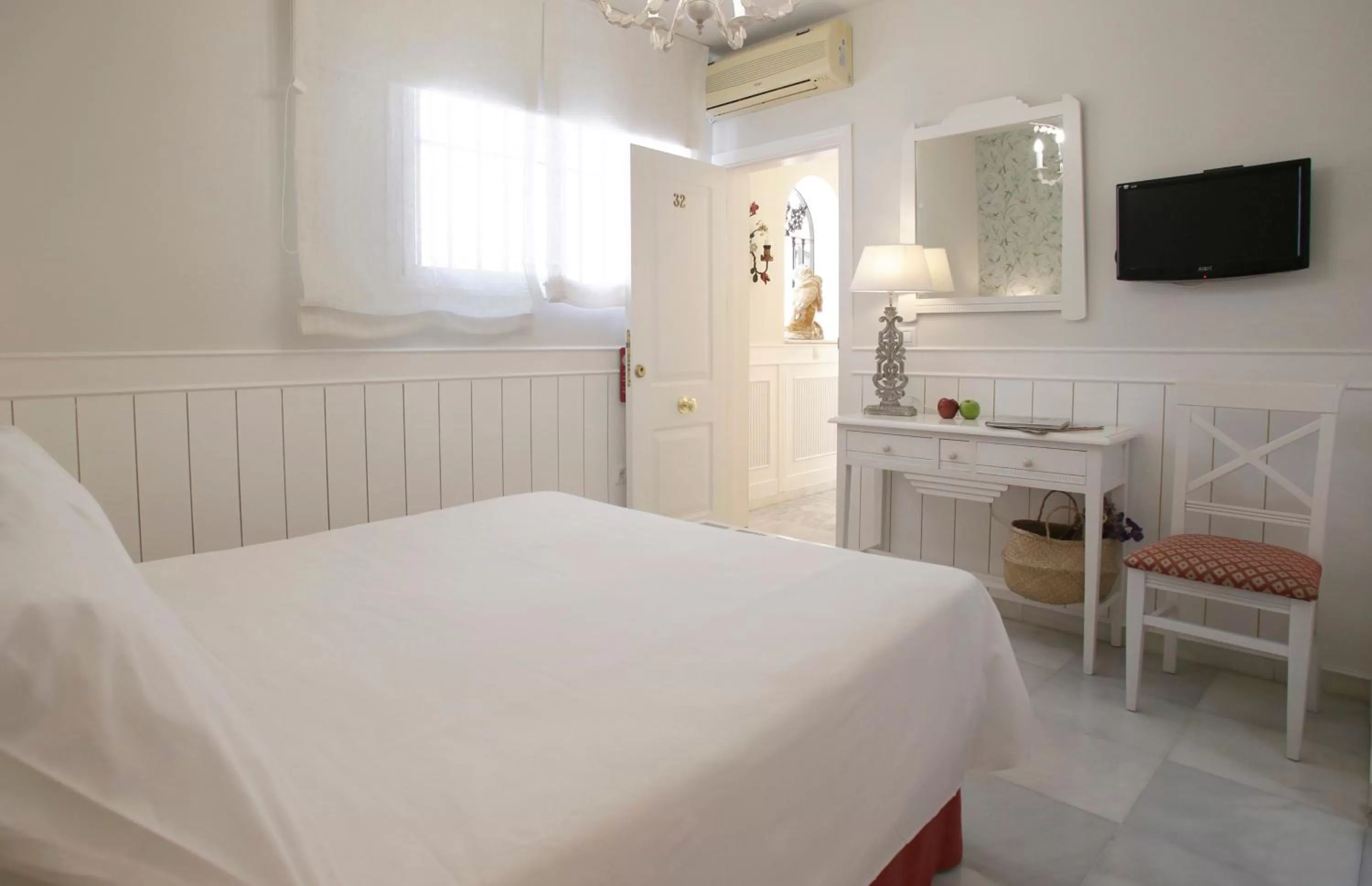 Bedroom, Bed in Basic Hotel Puerta de Sevilla