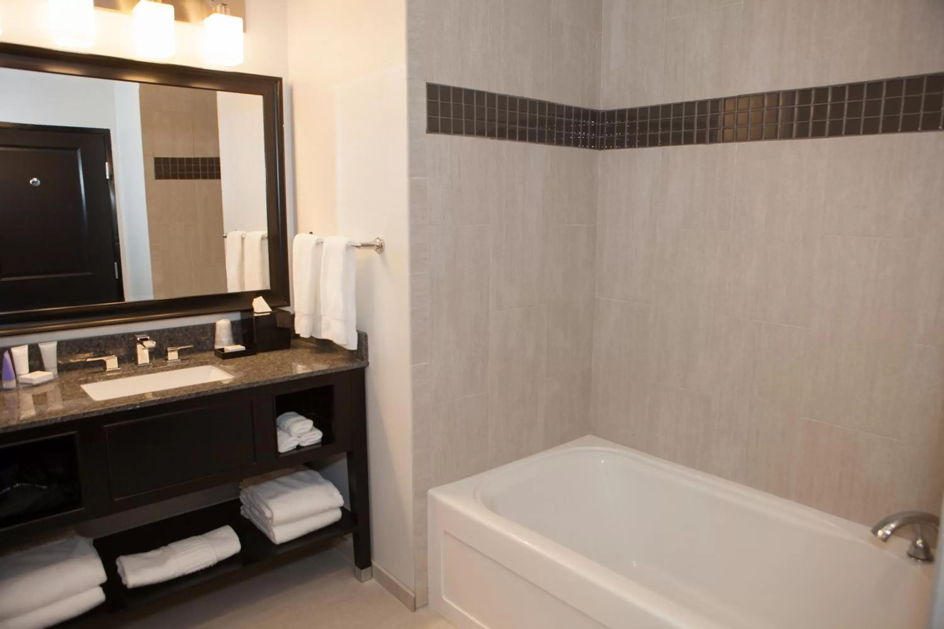 Bathroom in La Quinta Inn & Suites by Wyndham Lubbock Southwest