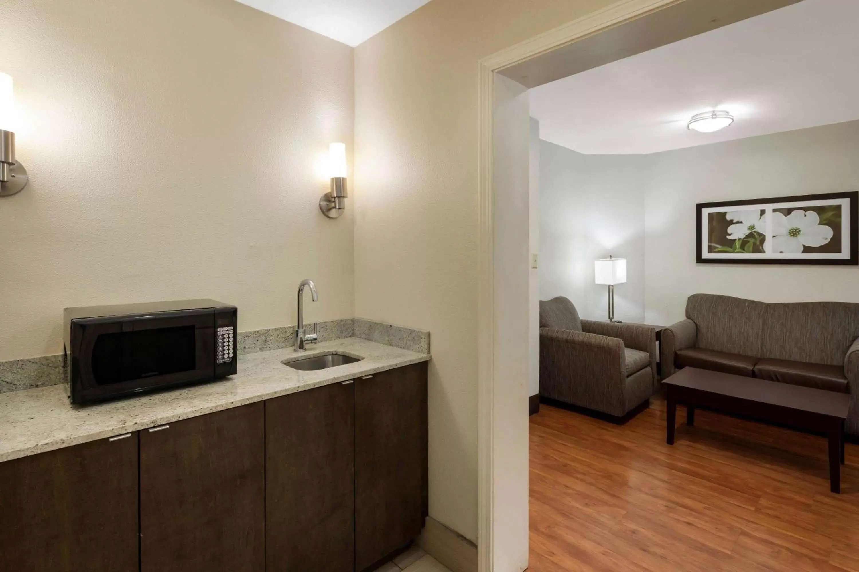 Photo of the whole room, Kitchen/Kitchenette in La Quinta by Wyndham LaGrange / I-85