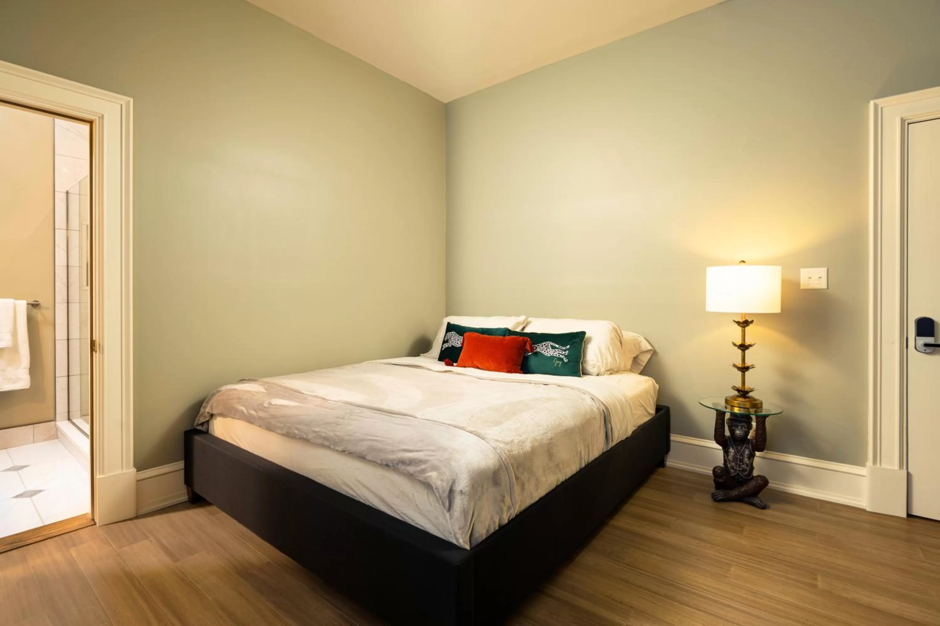 Bedroom, Bed in The Edward Buffalo