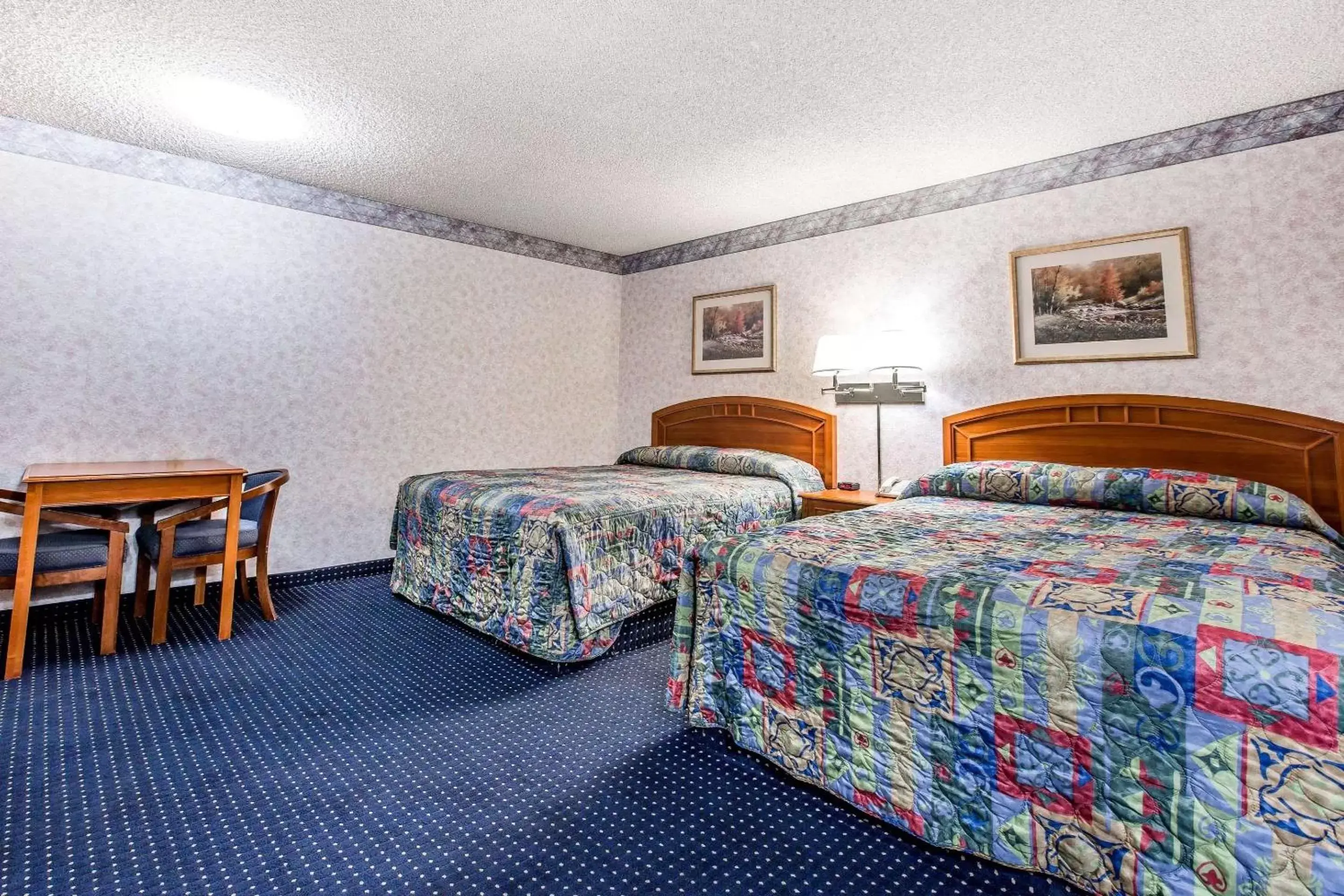 Photo of the whole room, Bed in Econo Lodge Inn & Suites near China Lake Naval Station