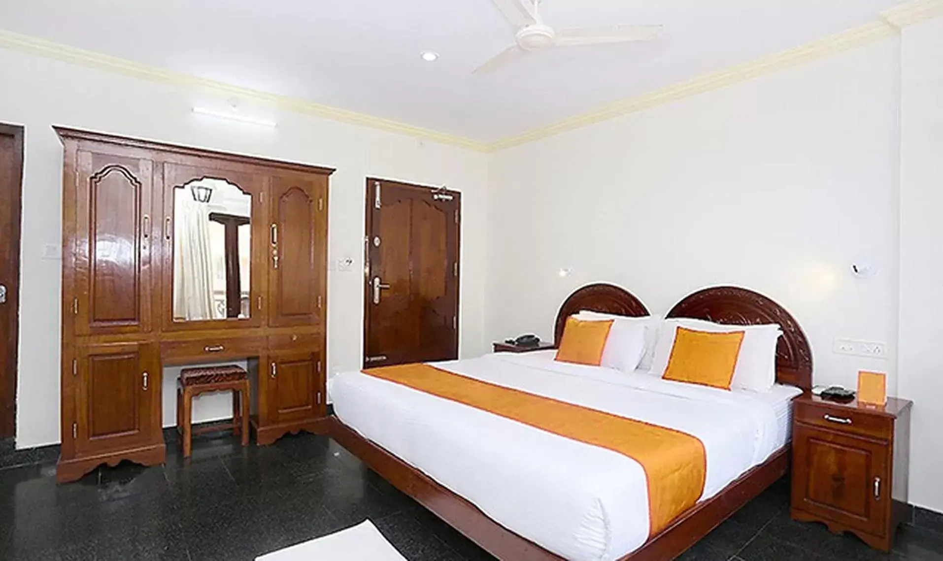 Seating area, Bed in FabHotel Wateredge Beach Resort Seating area, Bed in FabHotel Wateredge Beach Resort