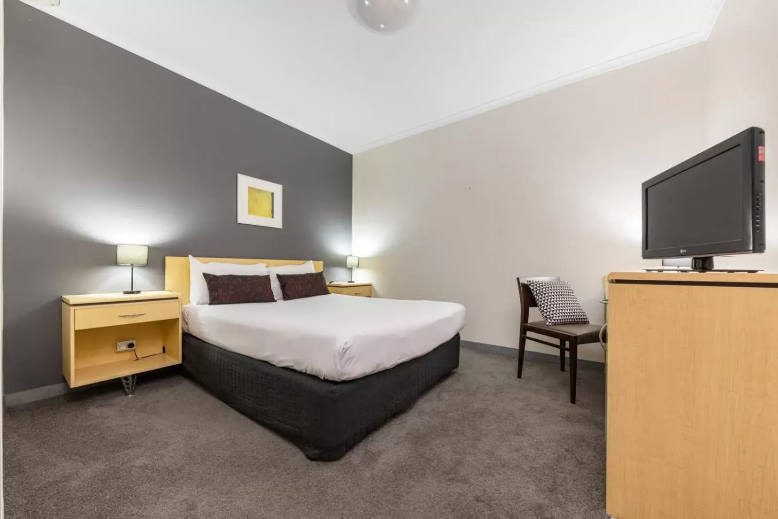 Bedroom, Bed in Frontier Hotel Darwin
