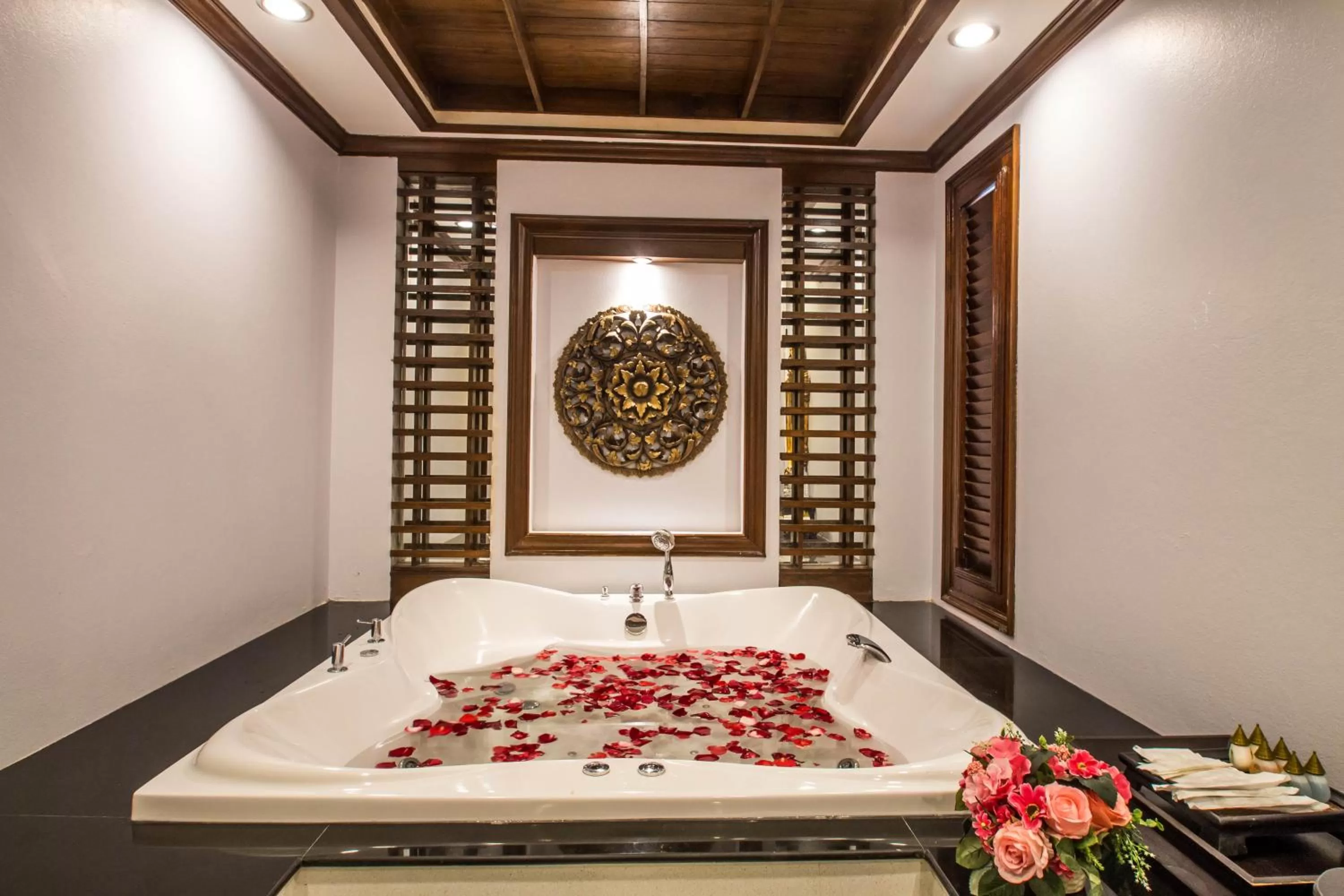 Bathroom, Bed in Sunday Villa Sirilanna Hotel