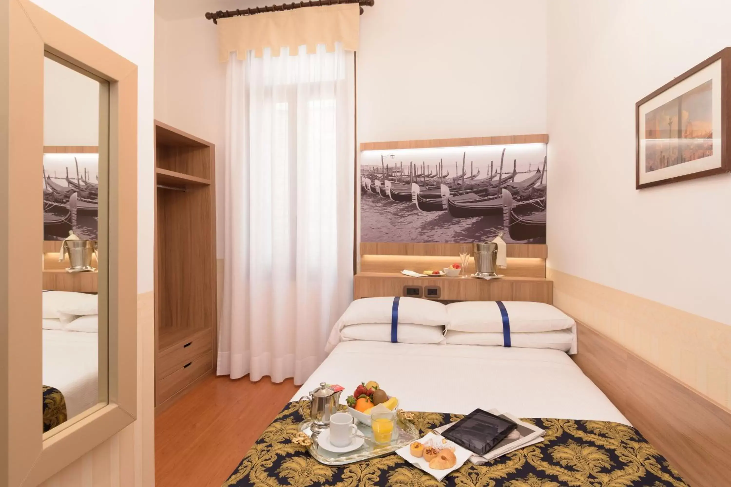 Photo of the whole room, Bed in UNAHOTELS Ala Venezia-Adults 16