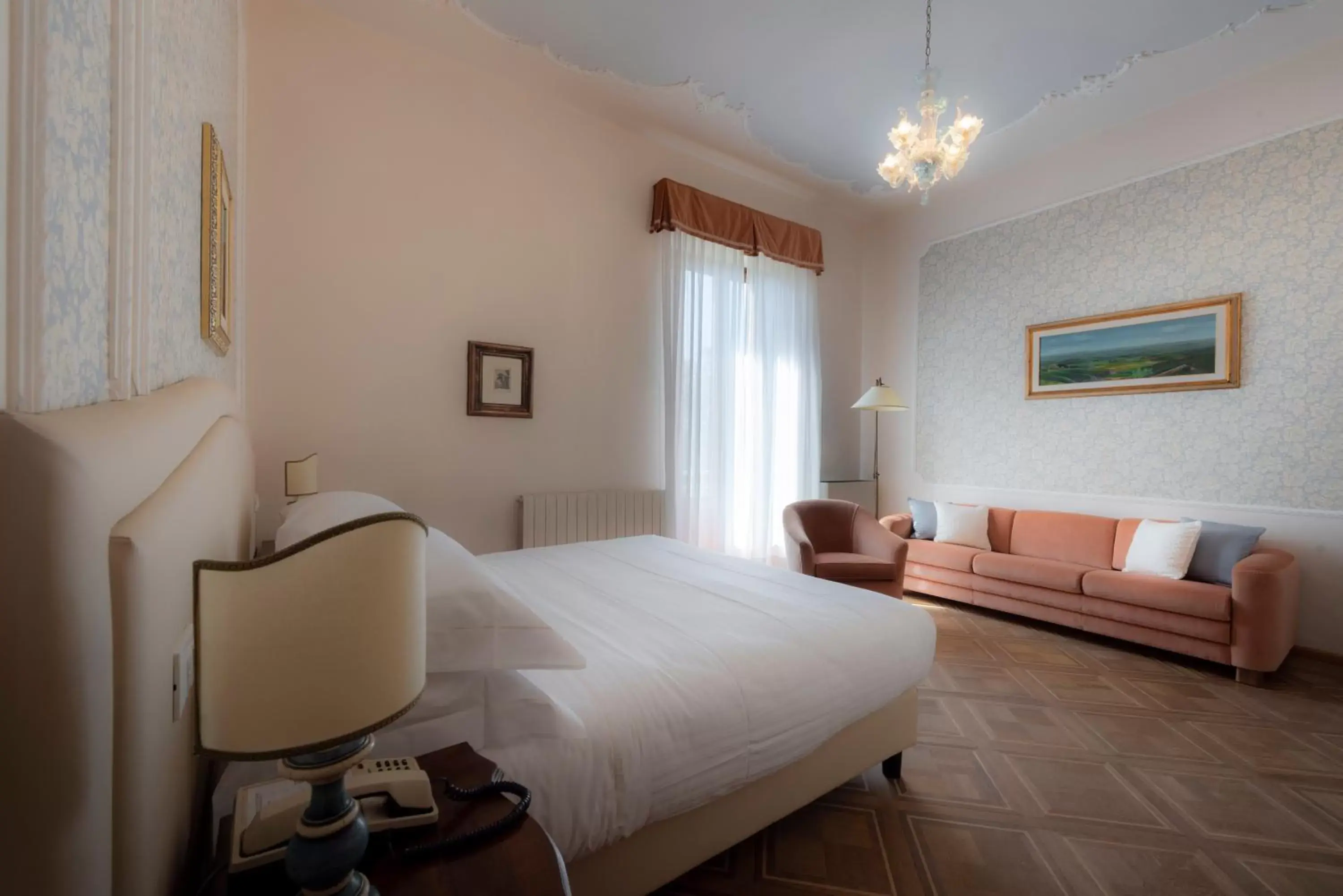 Bed in Villa Scacciapensieri Boutique Hotel