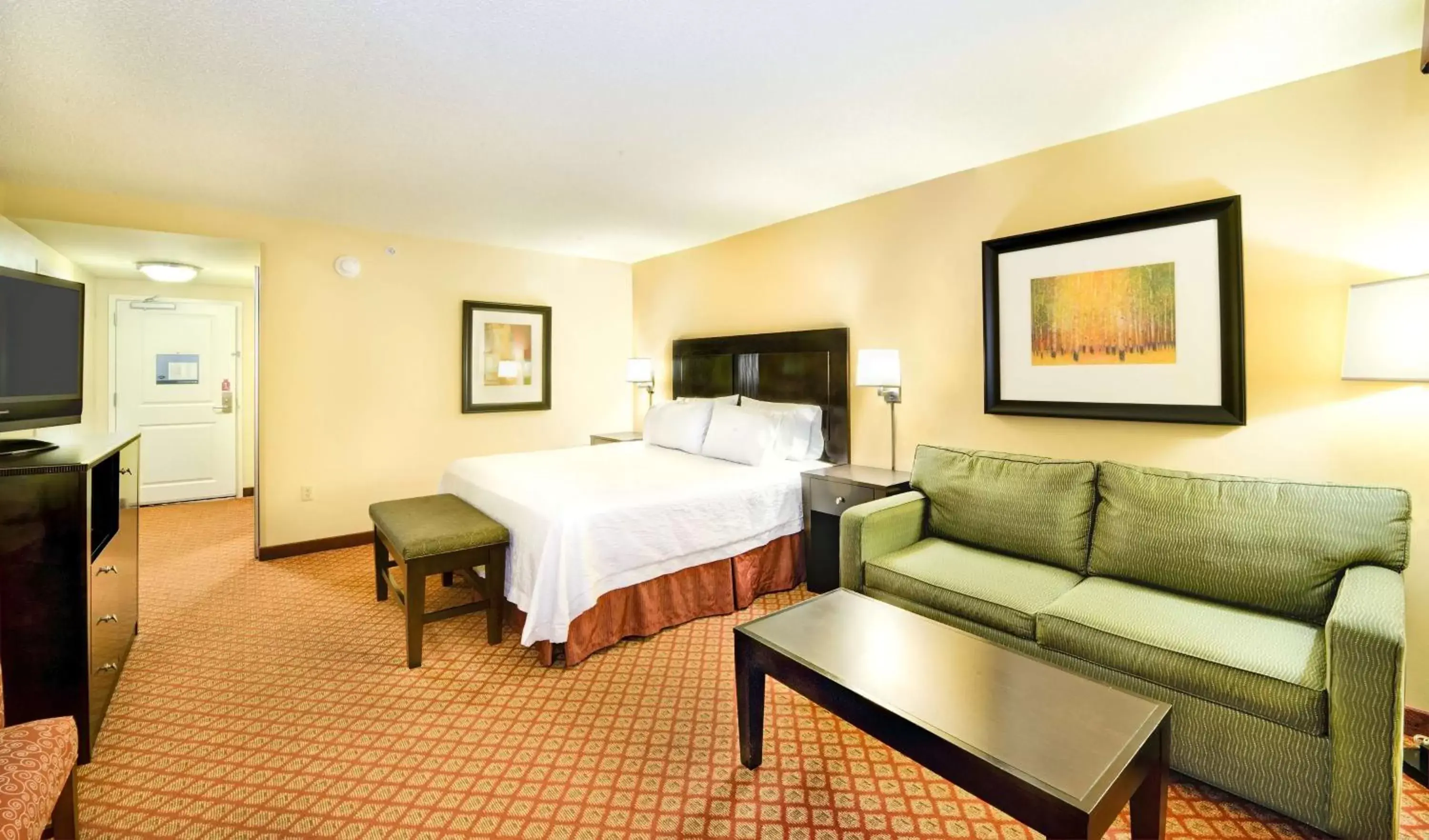 Bed in Hampton Inn & Suites Scottsboro