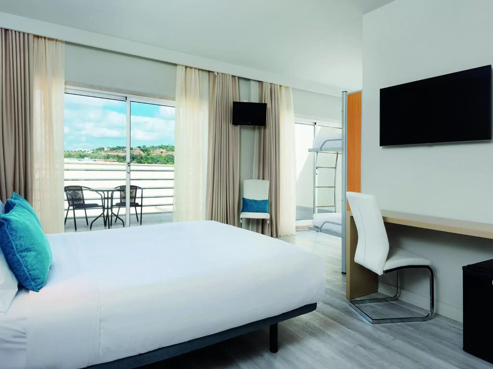 Bedroom, Bed in TRYP by Wyndham Lisboa Caparica Mar