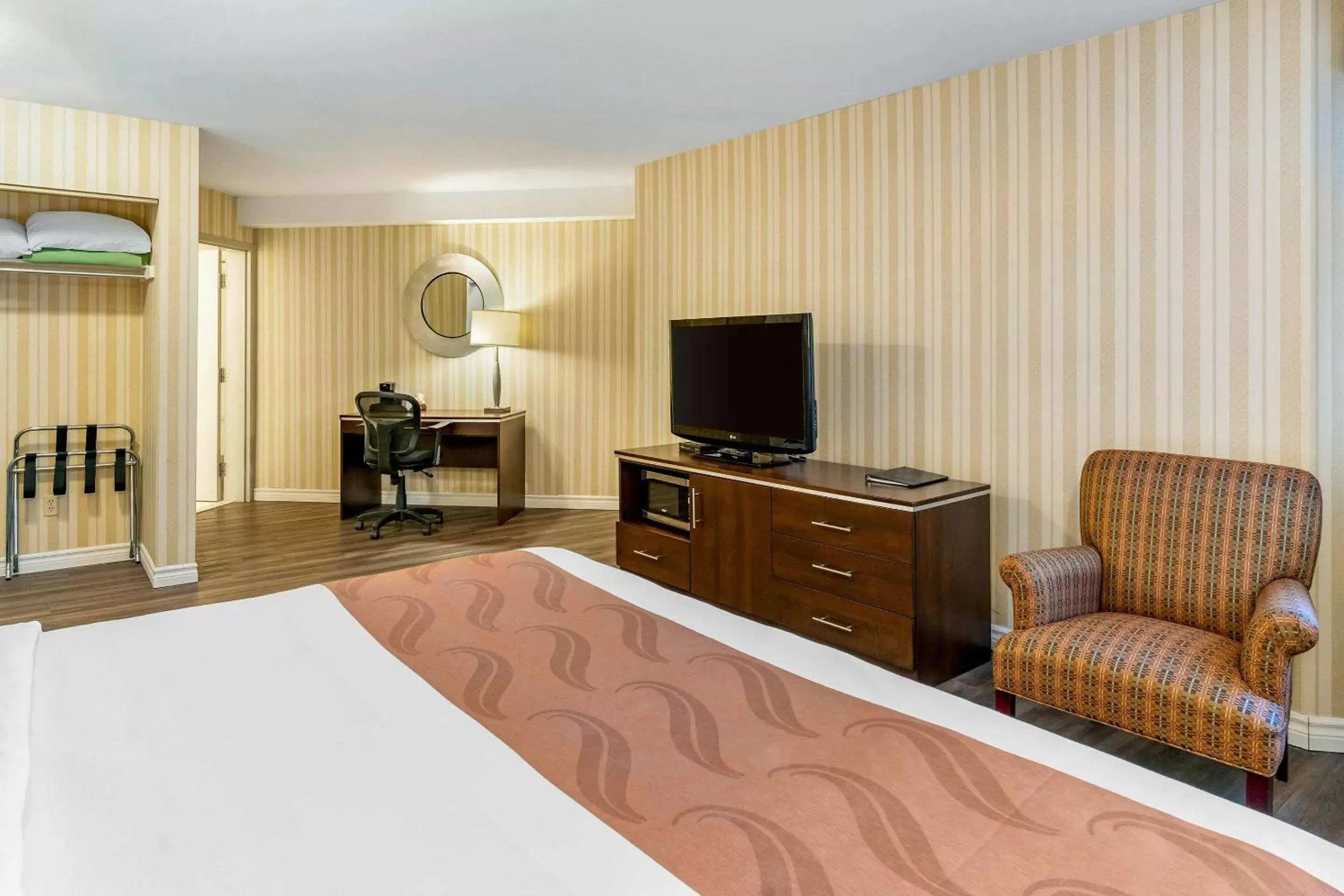 Photo of the whole room, TV/Entertainment Center in Quality Hotel & Suites Sherbrooke