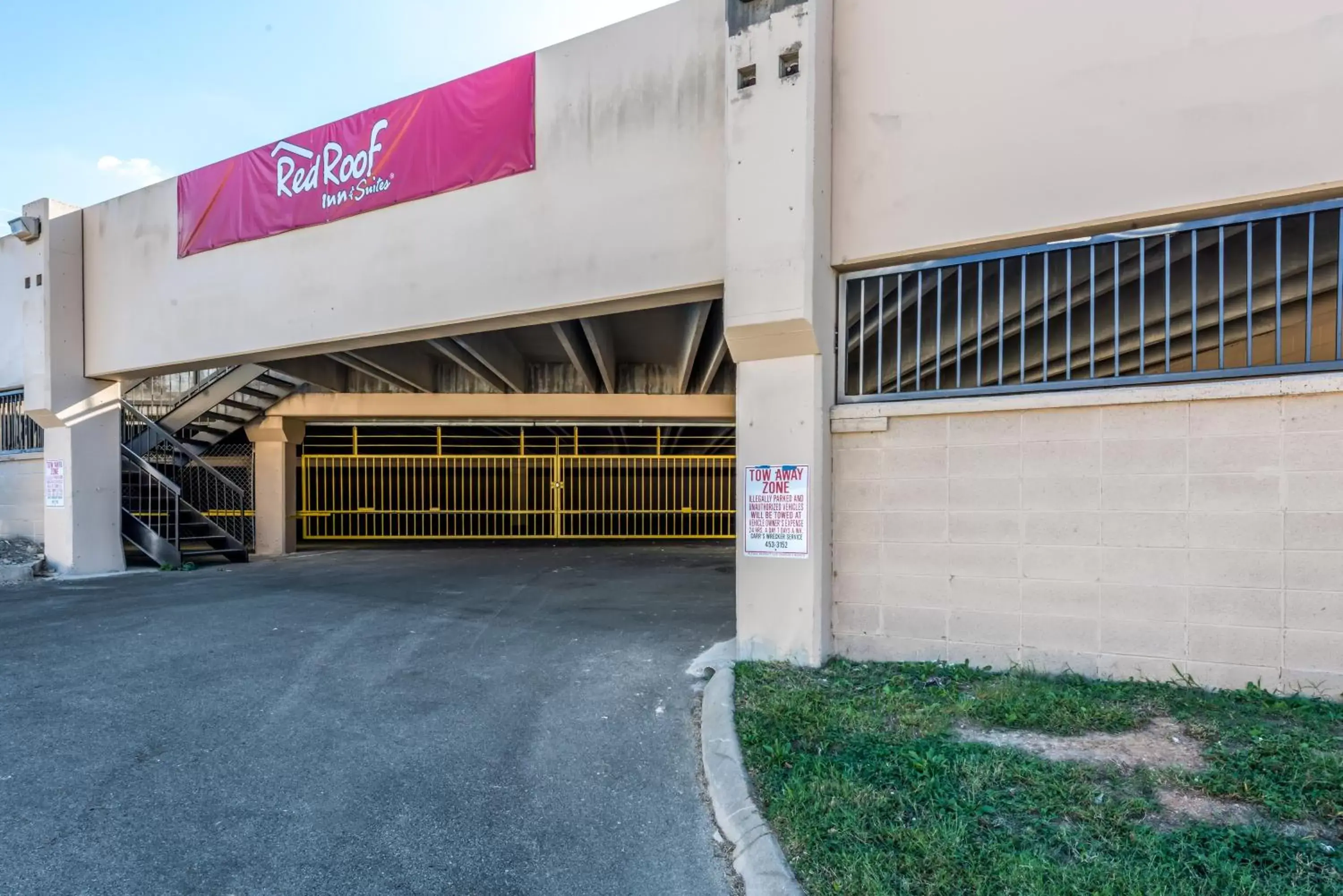 Property building, Facade/Entrance in Red Roof Inn & Suites Pigeon Forge Parkway