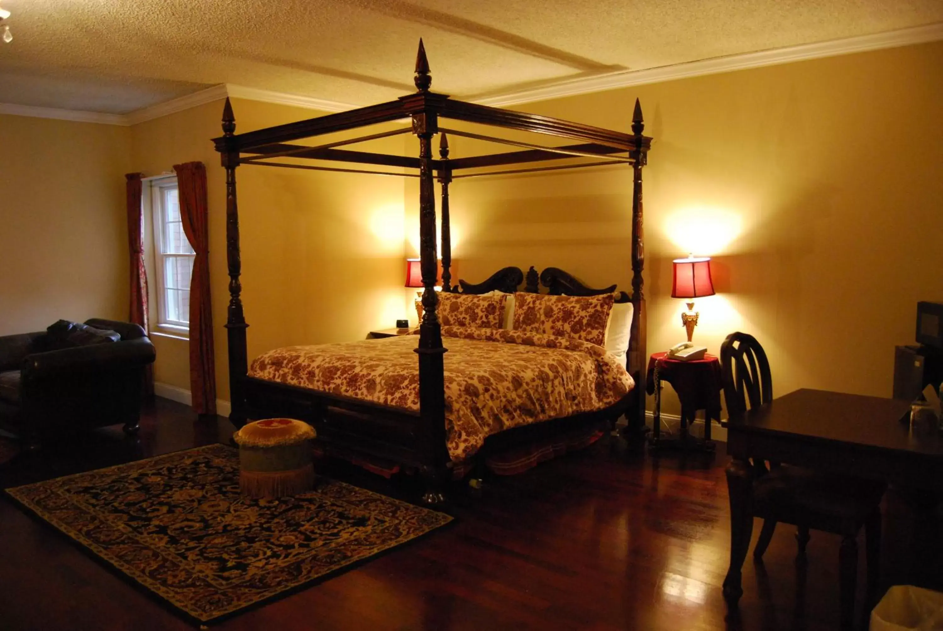 Living room, Bed in Colts Neck Inn Hotel