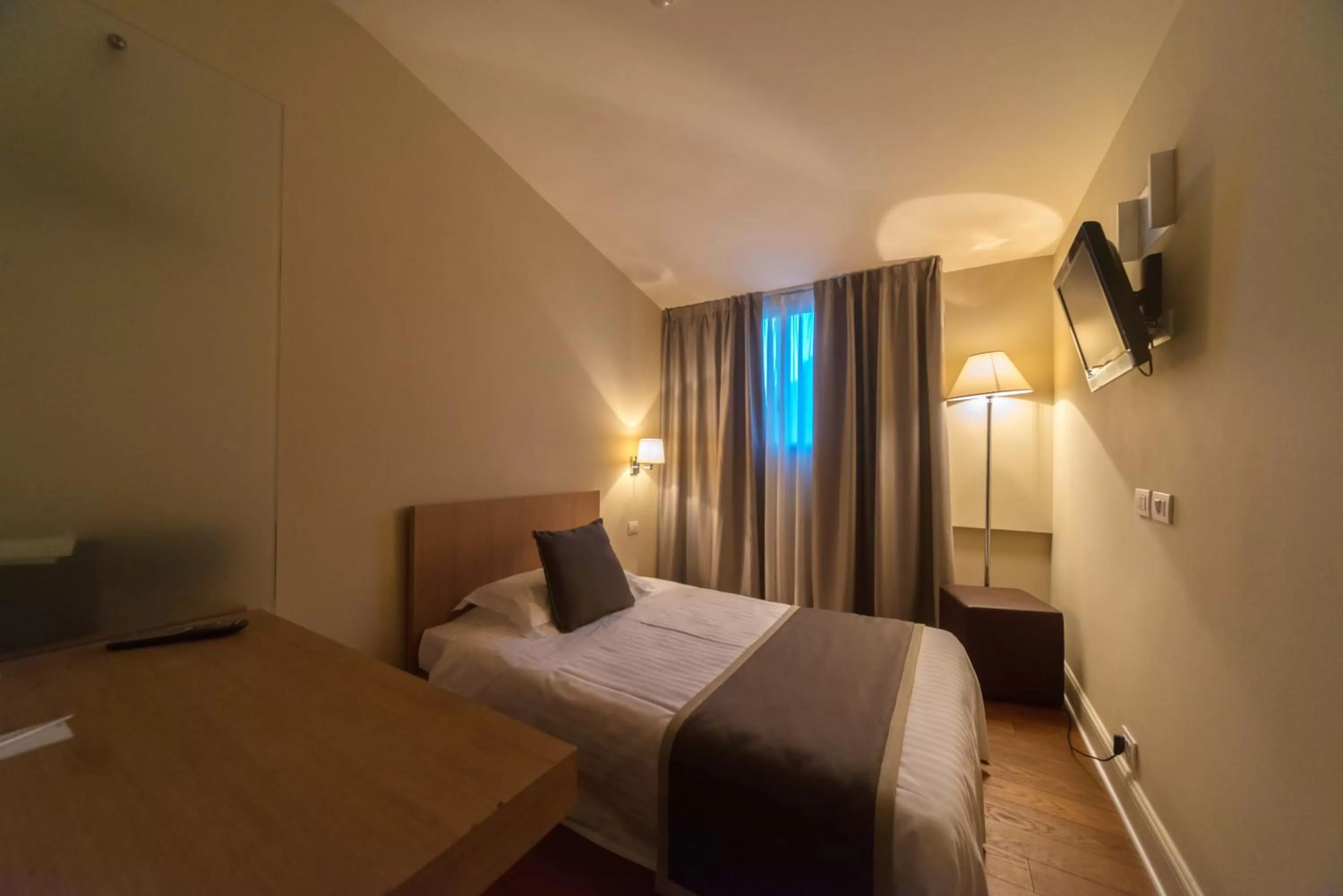 Photo of the whole room, Bed in Hotel De La Ville