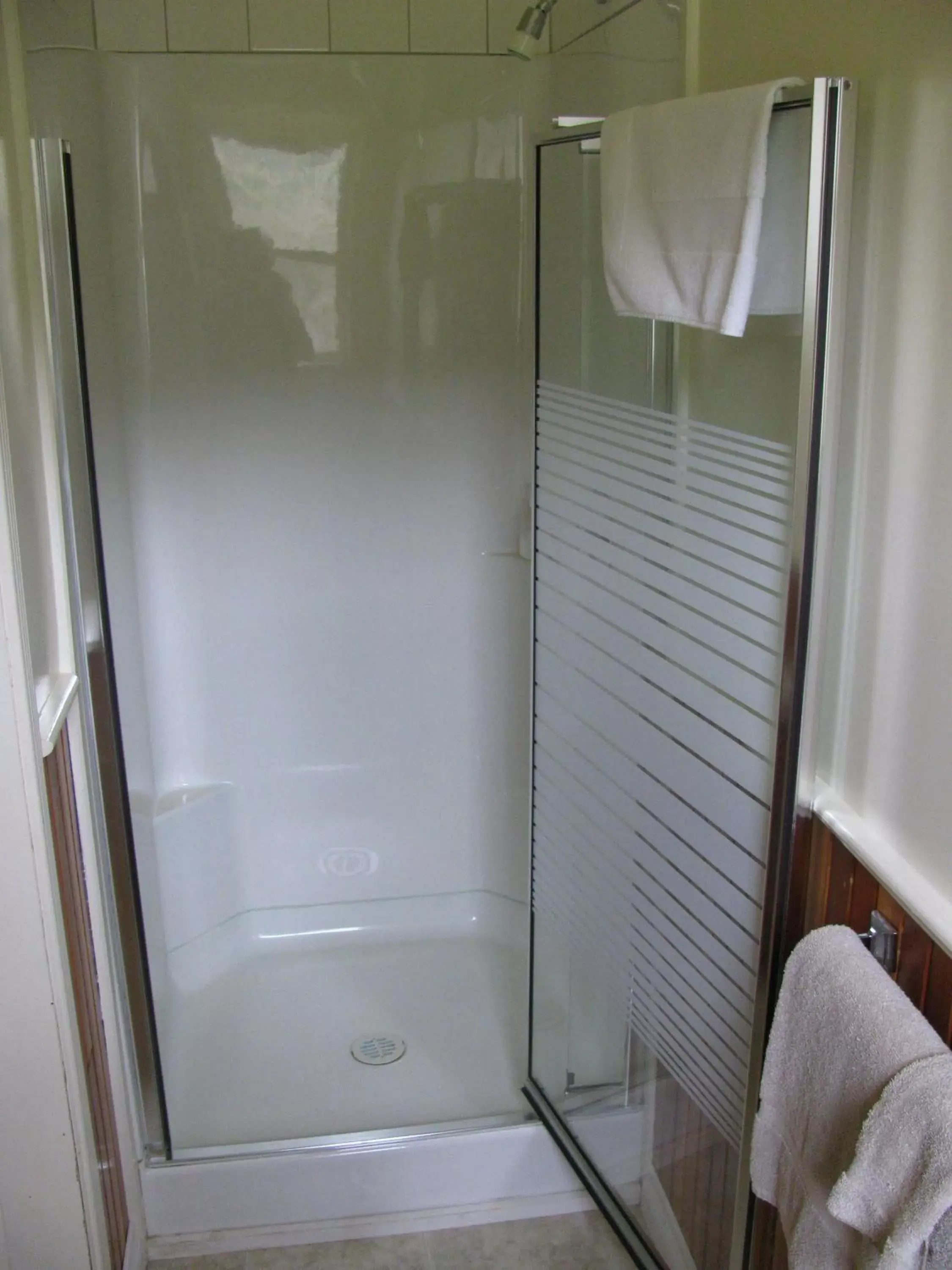 Shower, Bathroom in Sasquatch Crossing Eco Lodge B&B
