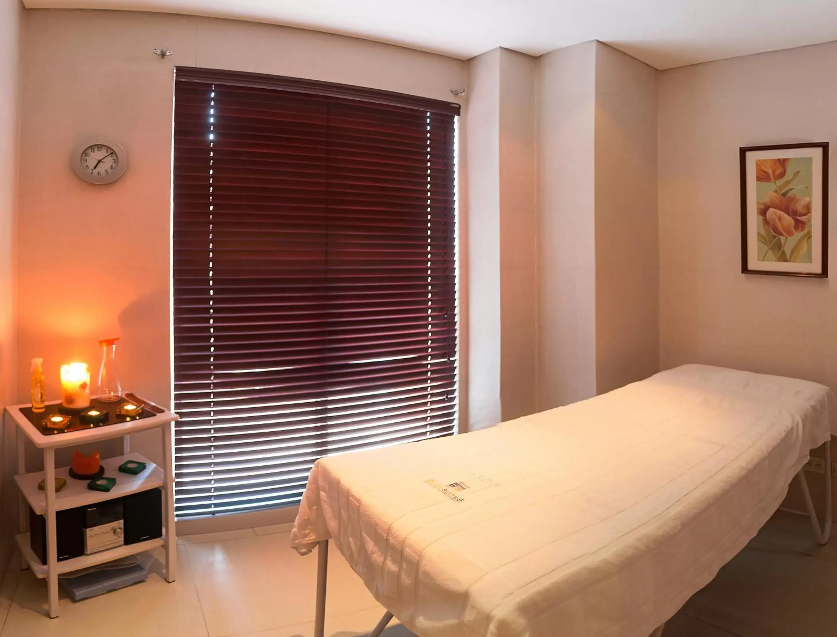 Massage, Bed in Blue Suites Hotel