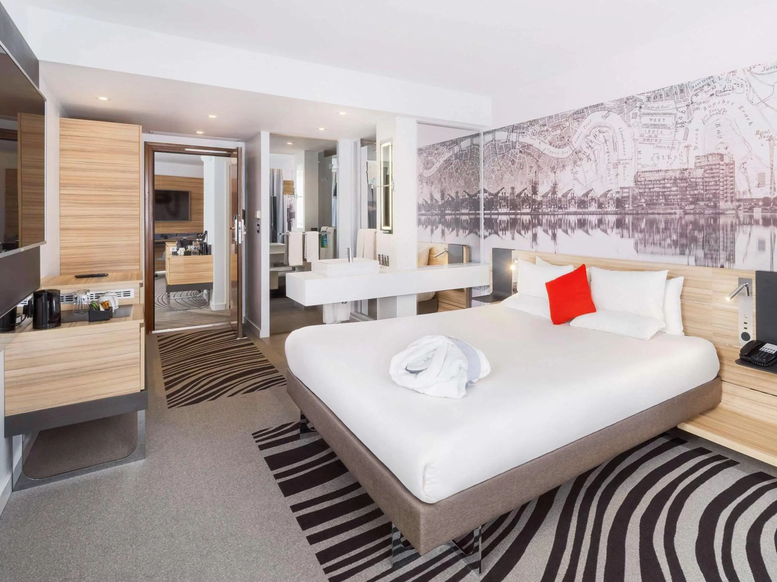 Photo of the whole room, Bed in Novotel London Excel