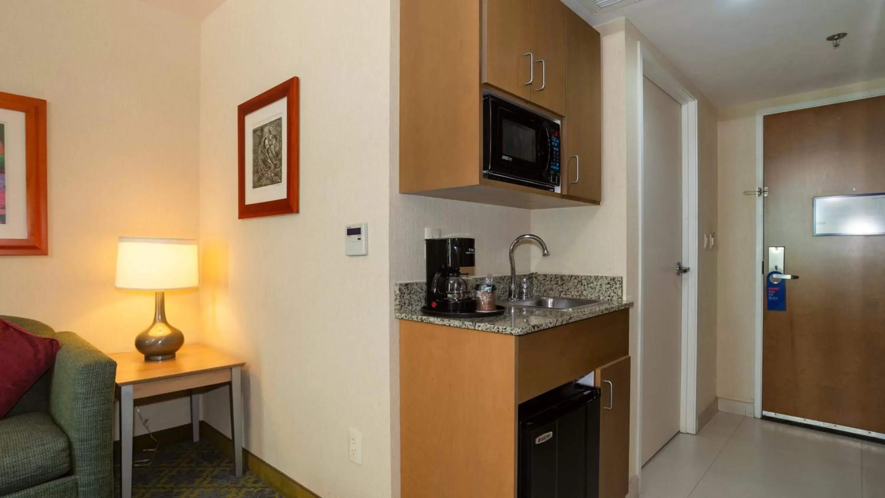 Photo of the whole room, Kitchen/Kitchenette in Holiday Inn Express & Suites Cuernavaca, an IHG Hotel