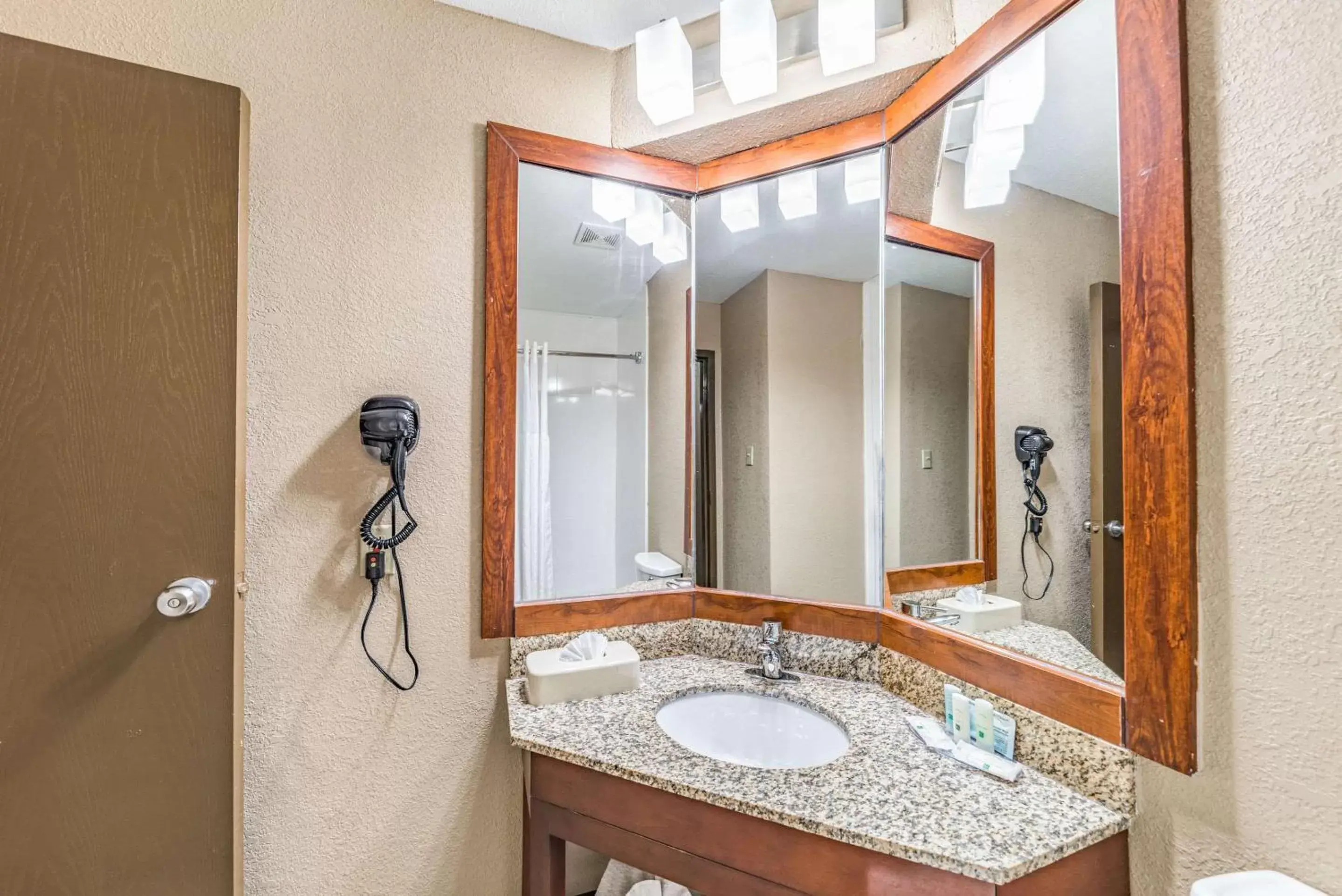 Photo of the whole room, Bathroom in Quality Inn West Plano - Dallas