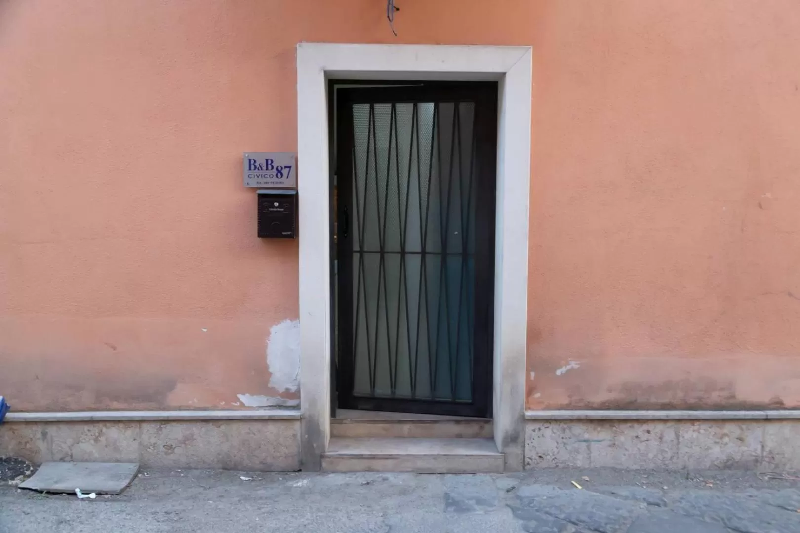 Facade/entrance in Civico 87