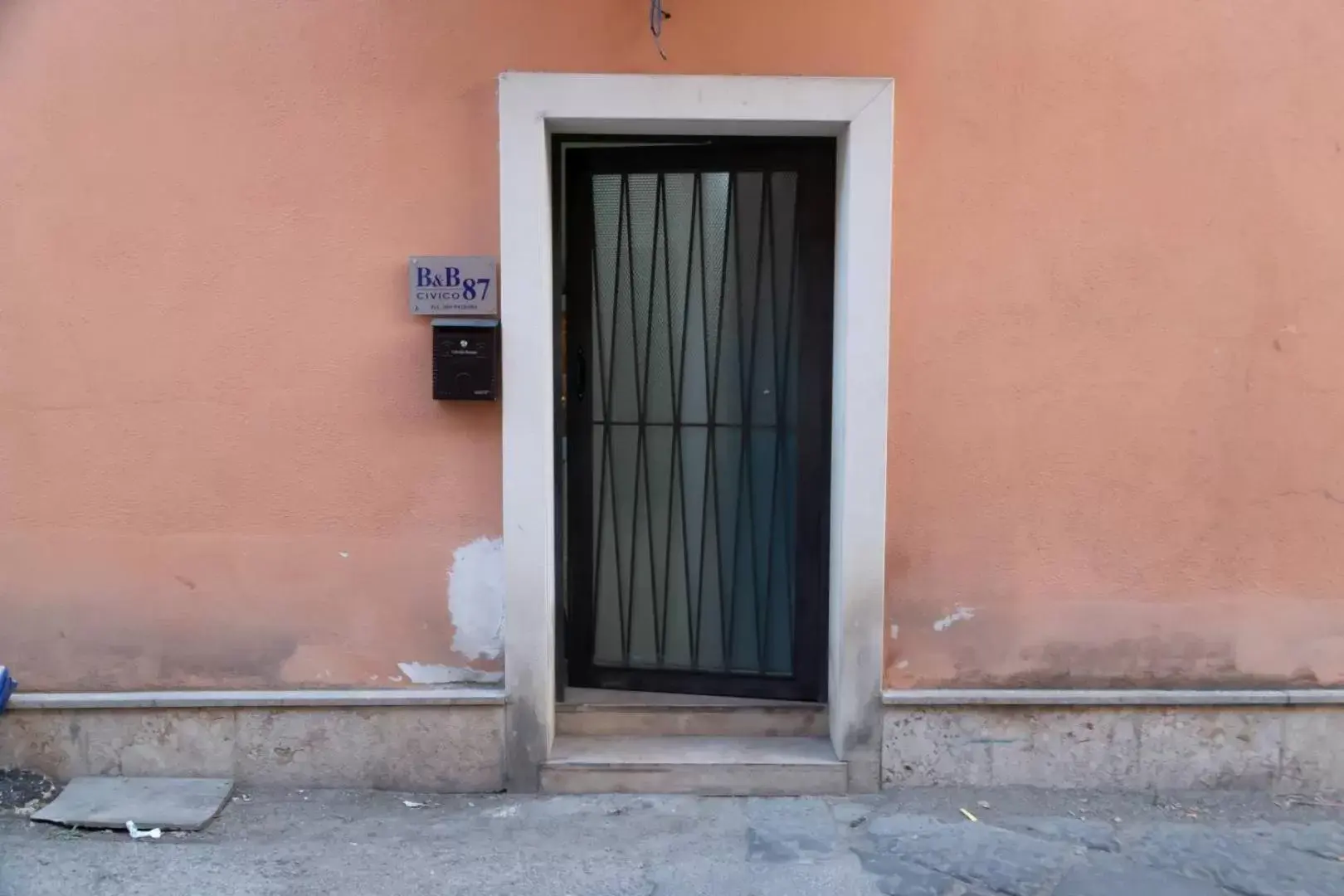 Facade/entrance in Civico 87