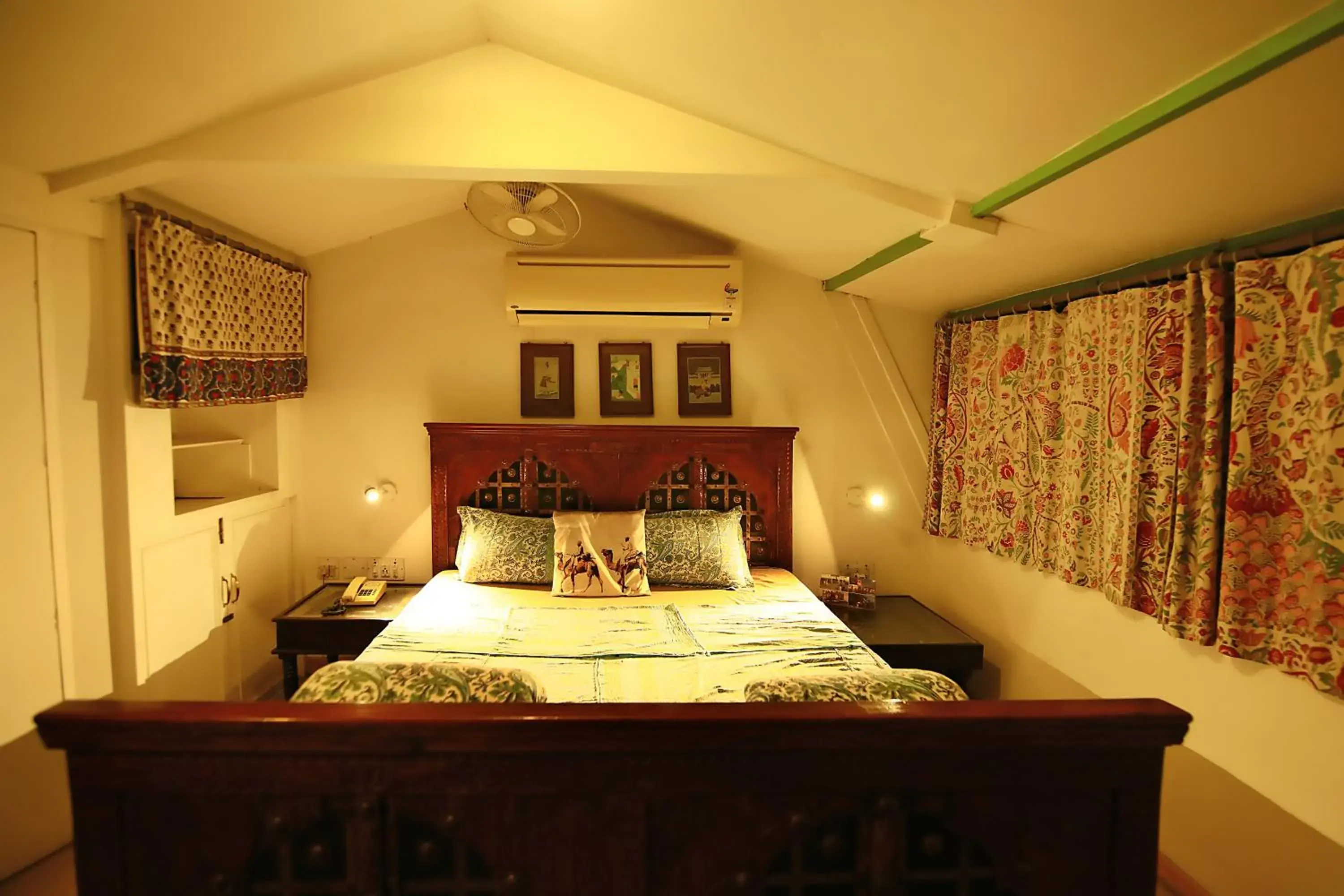 Photo of the whole room, Bed in Jaipur Inn