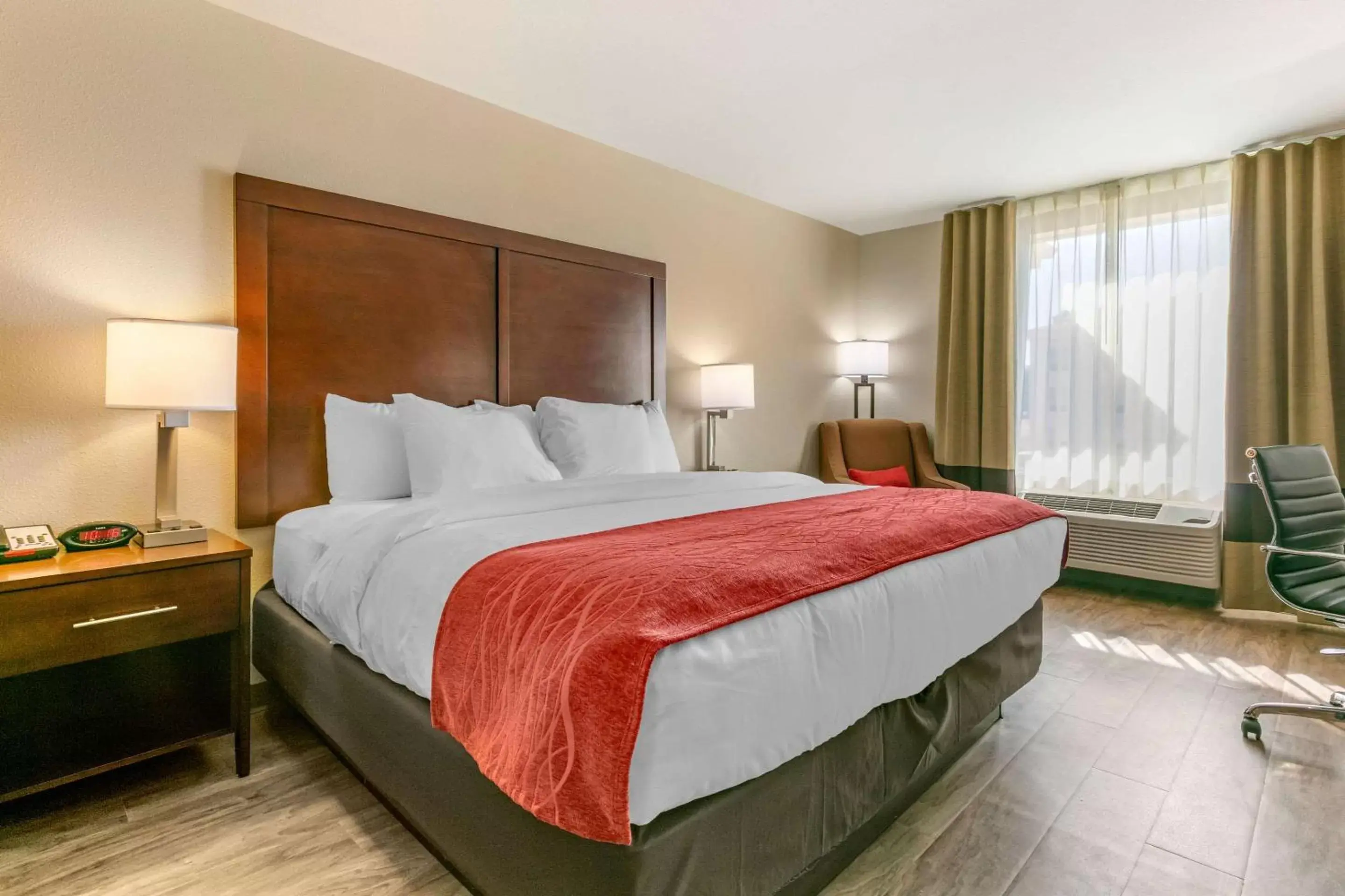 Photo of the whole room, Bed in Comfort Inn and Suites Van Buren - Fort Smith