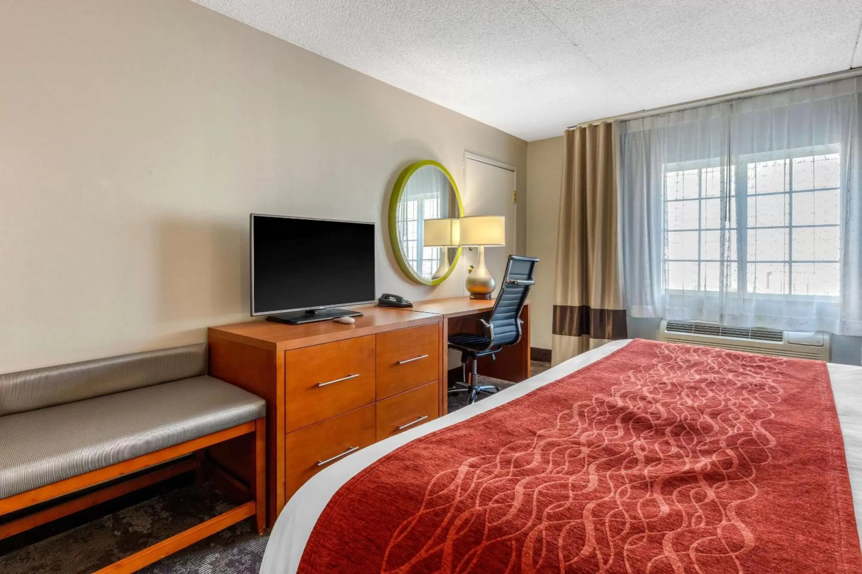 Photo of the whole room, TV/Entertainment Center in Comfort Inn & Suites Nashville-Antioch