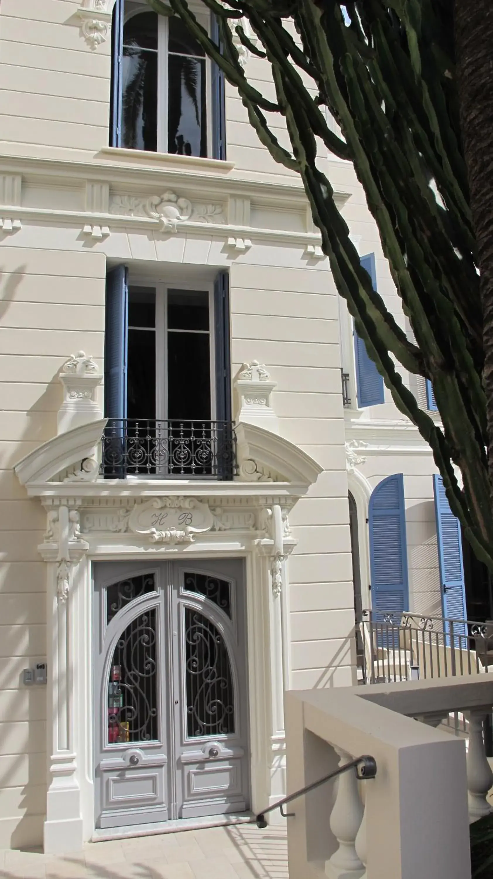 Facade/entrance in Hotel Le Havre Bleu