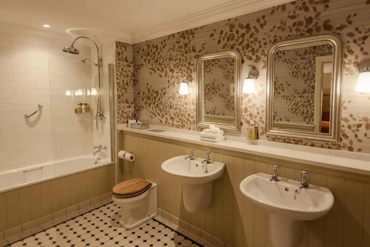 Bathroom in Ballygarry Estate Hotel & Spa