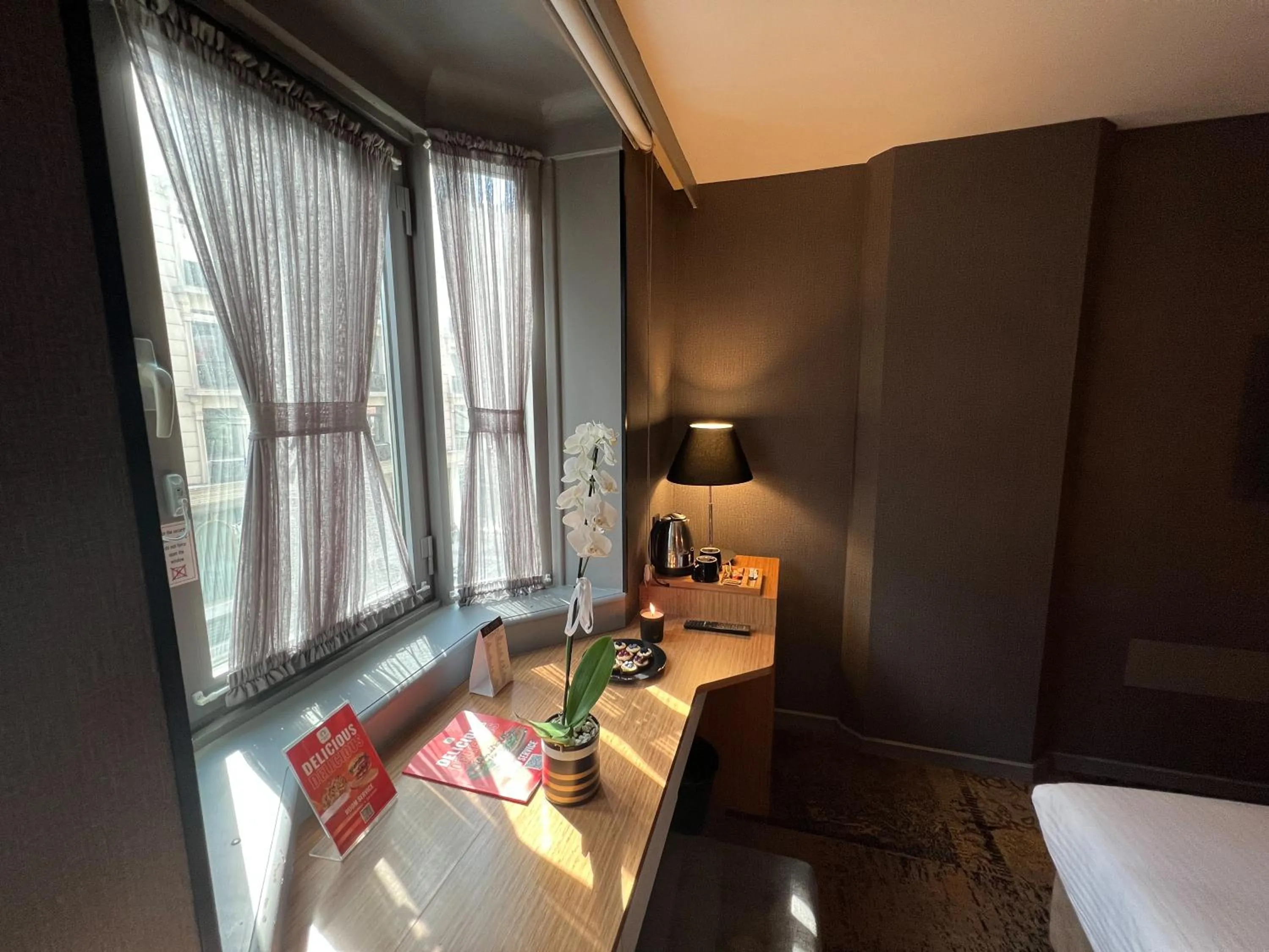 Coffee/tea facilities, Bed in All Seasons Hotel