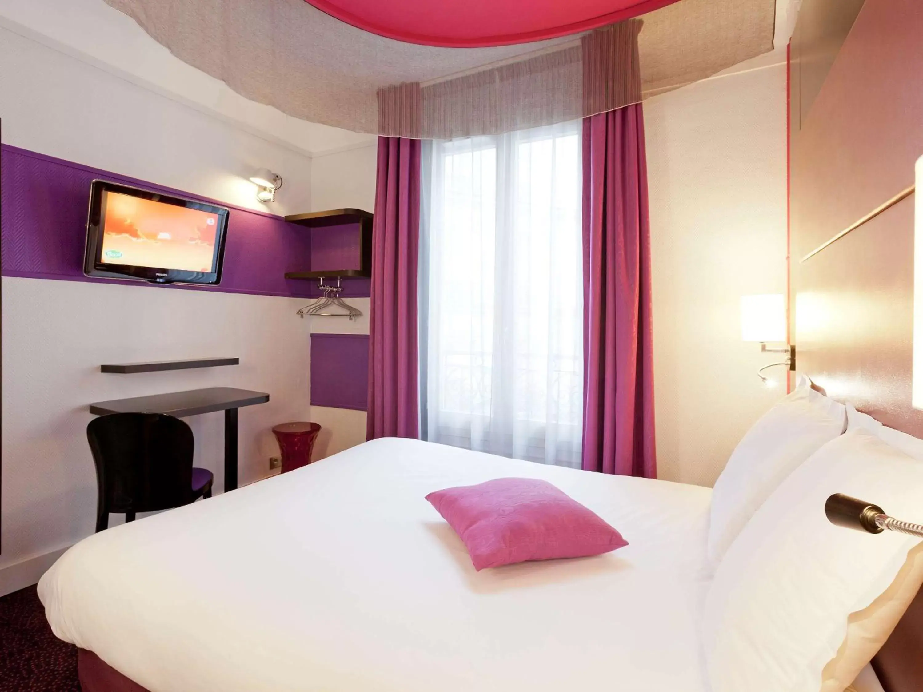 Photo of the whole room, Bed in Ibis Styles Paris Pigalle Montmartre