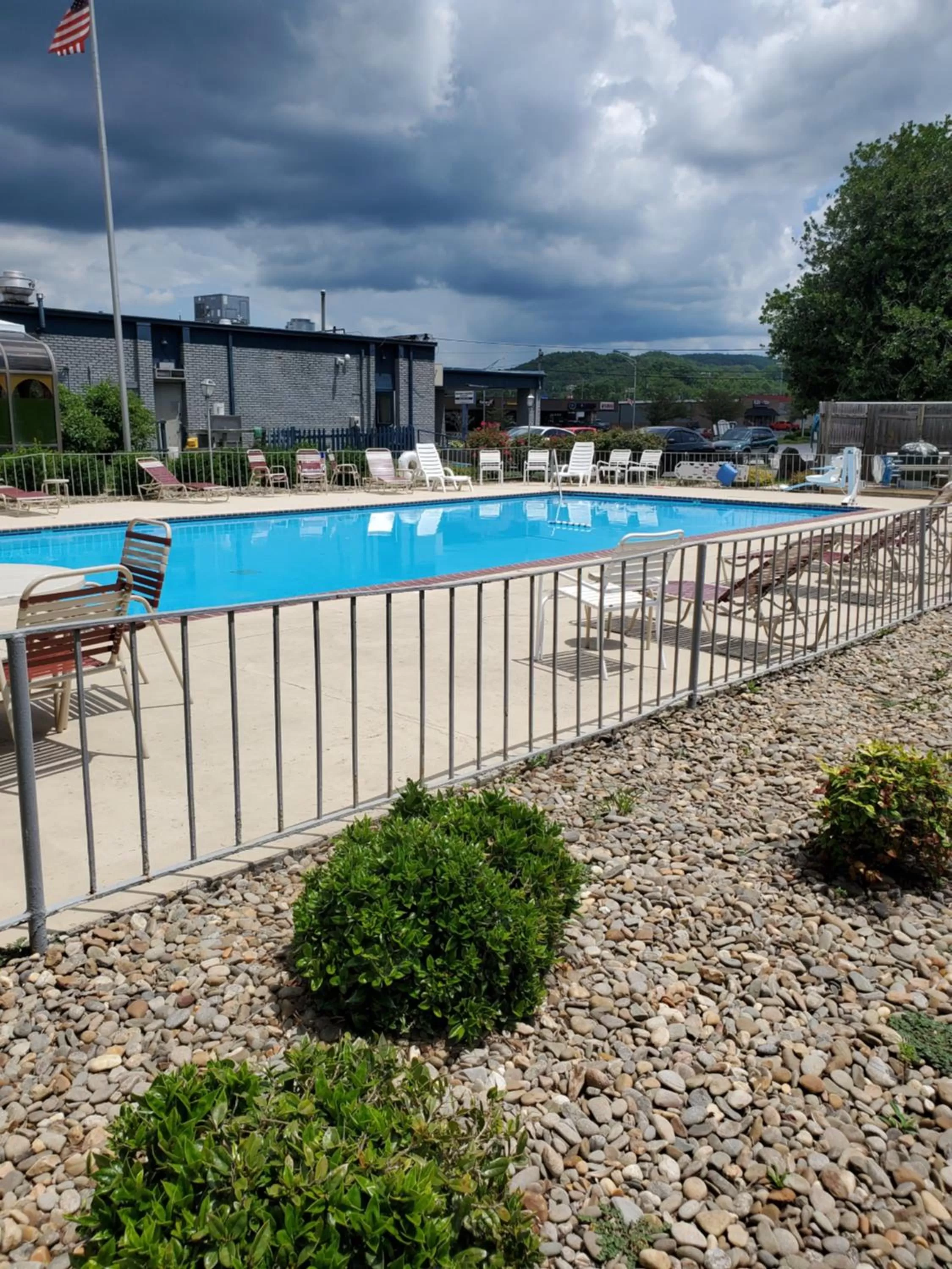 Swimming pool in Suburban Studios Middlesboro