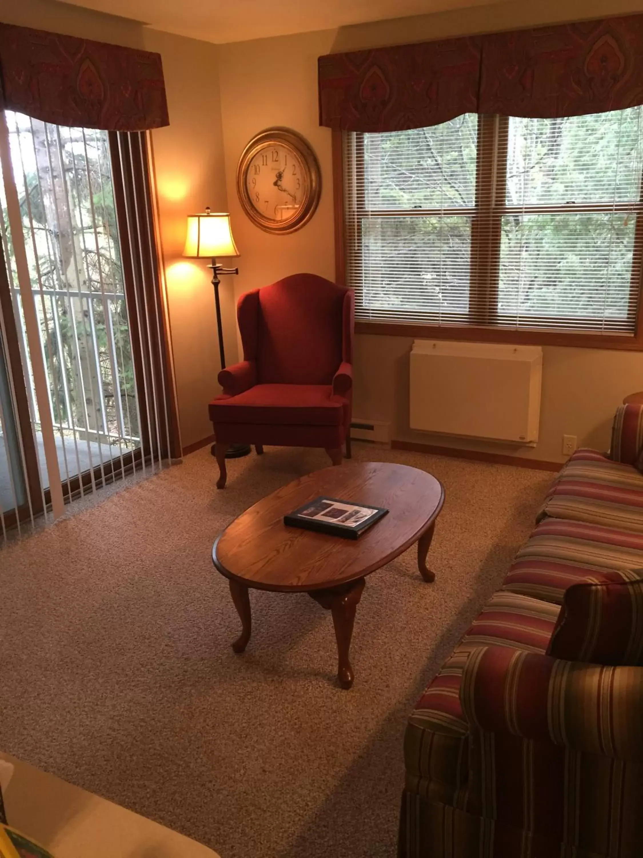 Living room, Seating Area in High Point Inn