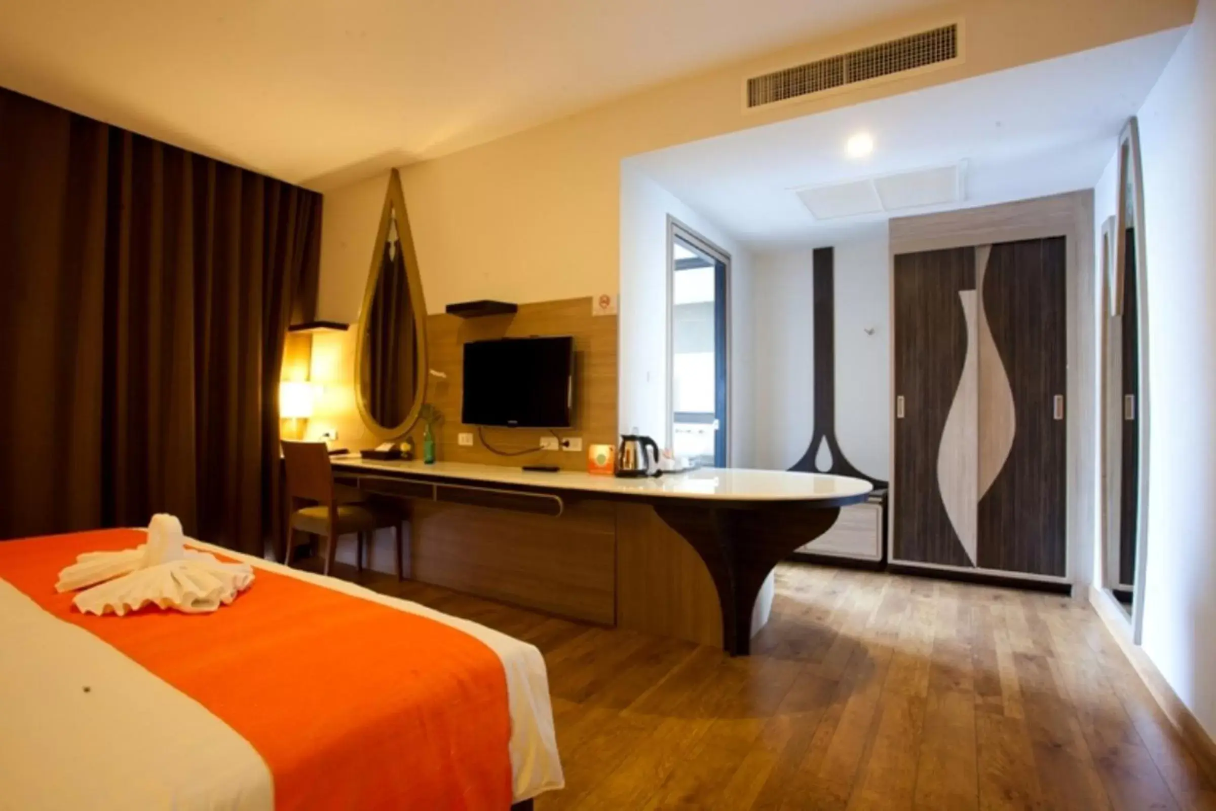 Bed, TV/Entertainment Center in Prajaktra Design Hotel