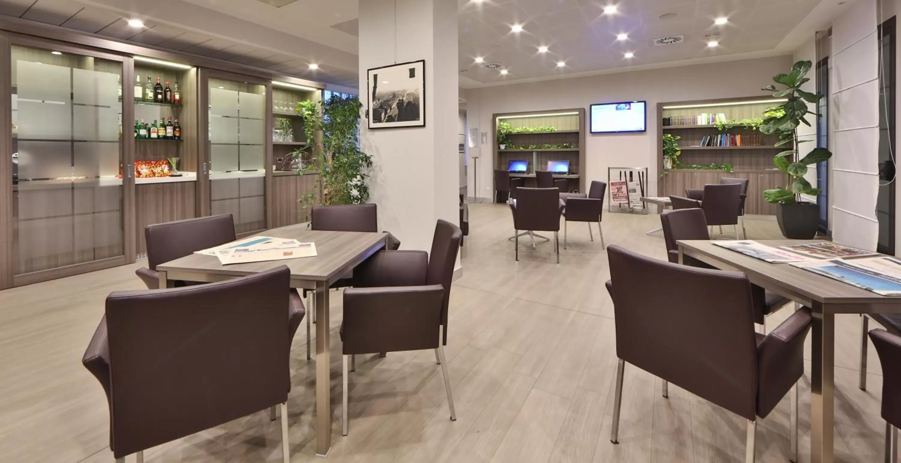Lounge or bar, Restaurant/Places to Eat in Best Western Plus Borgolecco Hotel