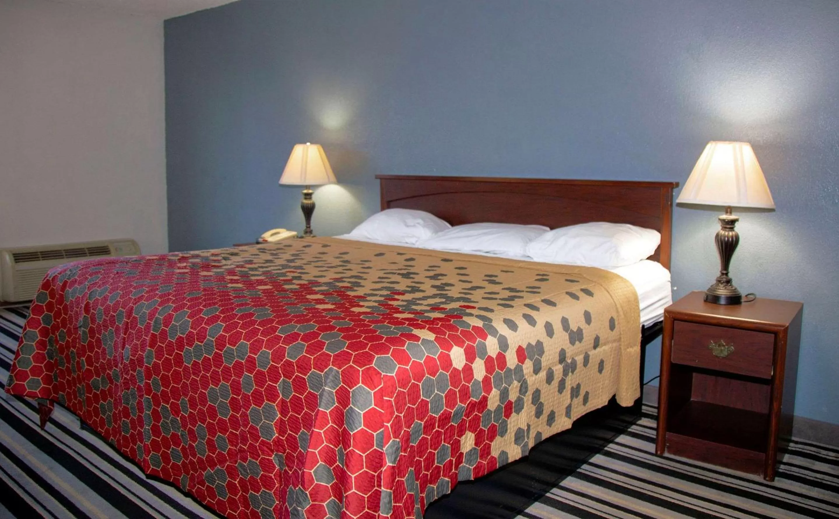 Photo of the whole room, Bed in Econo Lodge Ardmore