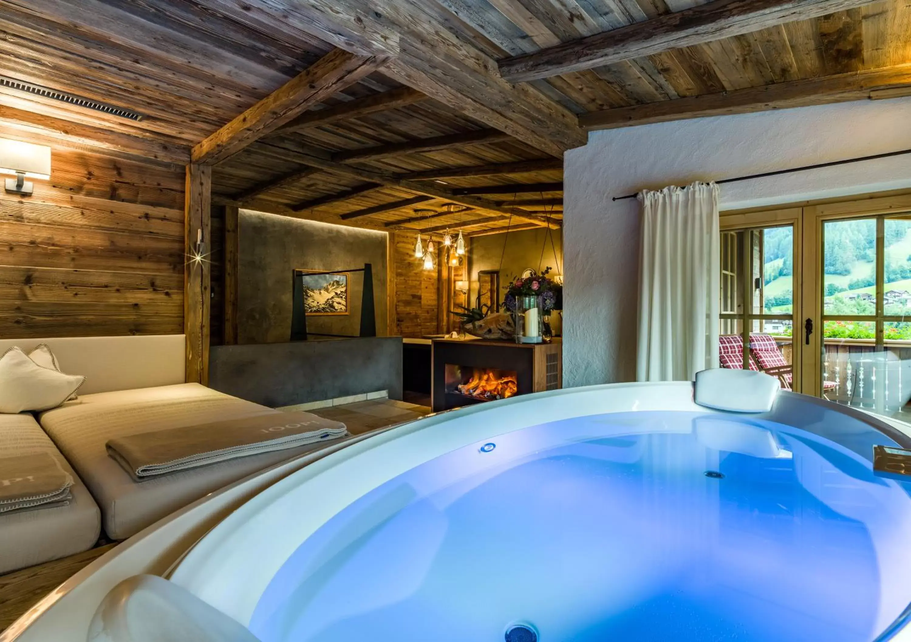 Hot Tub, Swimming Pool in Relais&Châteaux Spa-Hotel Jagdhof