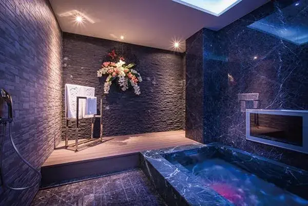 Bathroom, Swimming Pool in Forbidden City Motel