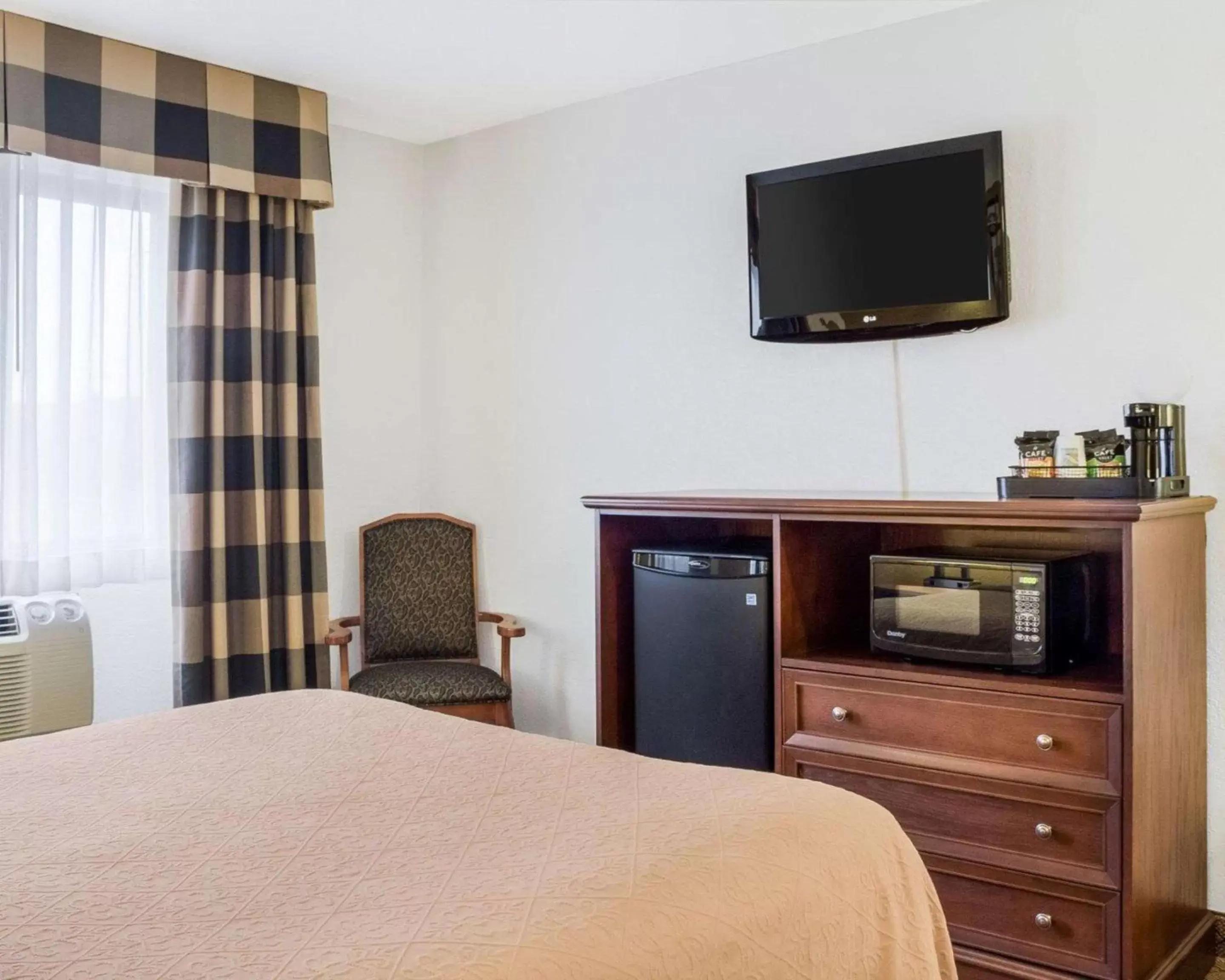 Photo of the whole room, TV/Entertainment Center in Quality Inn Oacoma